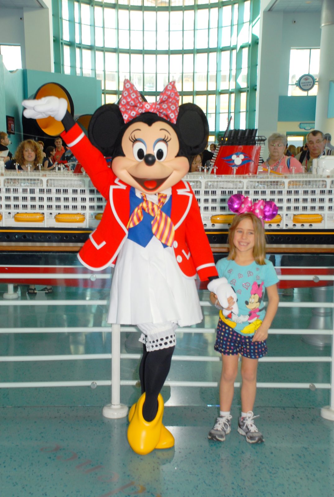 Lisa says hi to Minnie in her sailor dress