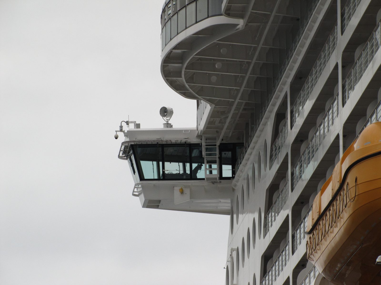 The navigation bridge of the Dream