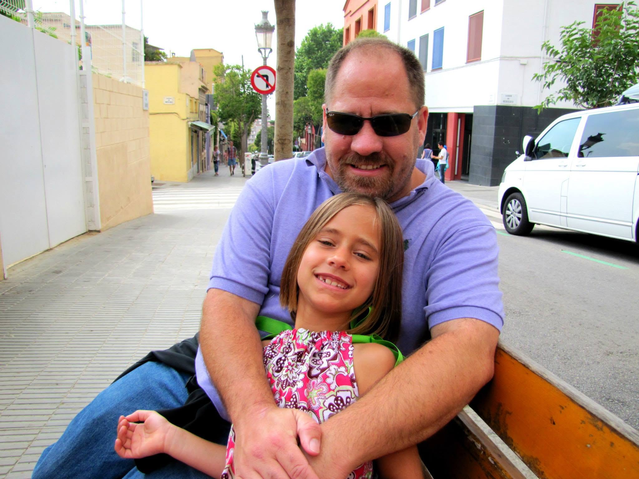 Lisa and Michael resting on the climb to Park Guell