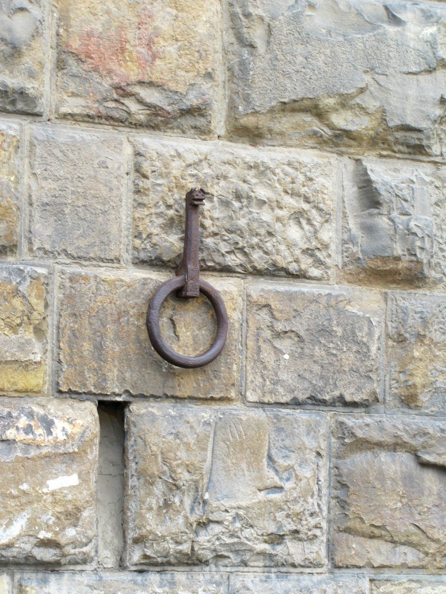 The hitching post on a Florence wall