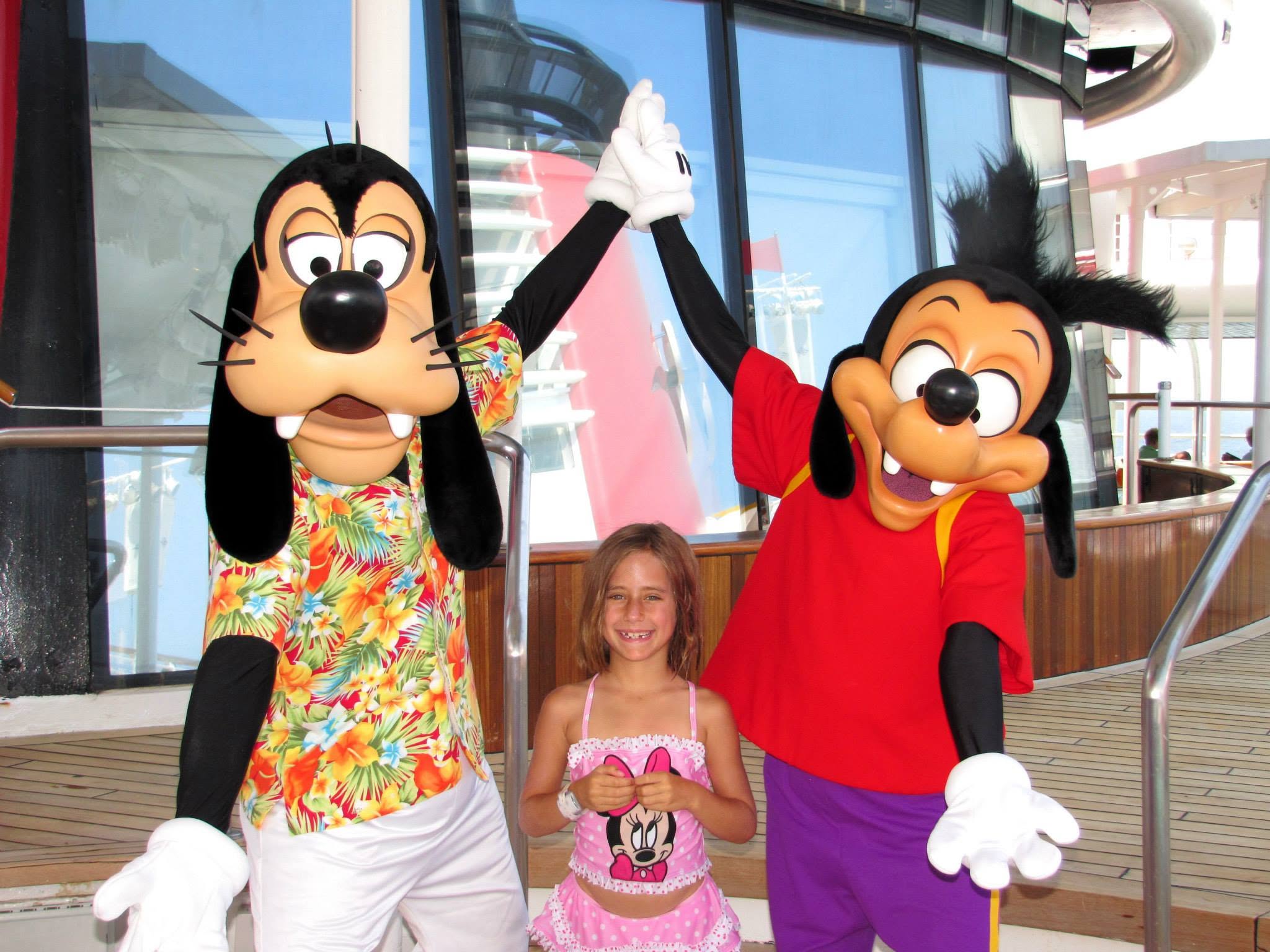Goofy in his aloha shirt, Lisa and Max by Goofy's Pool