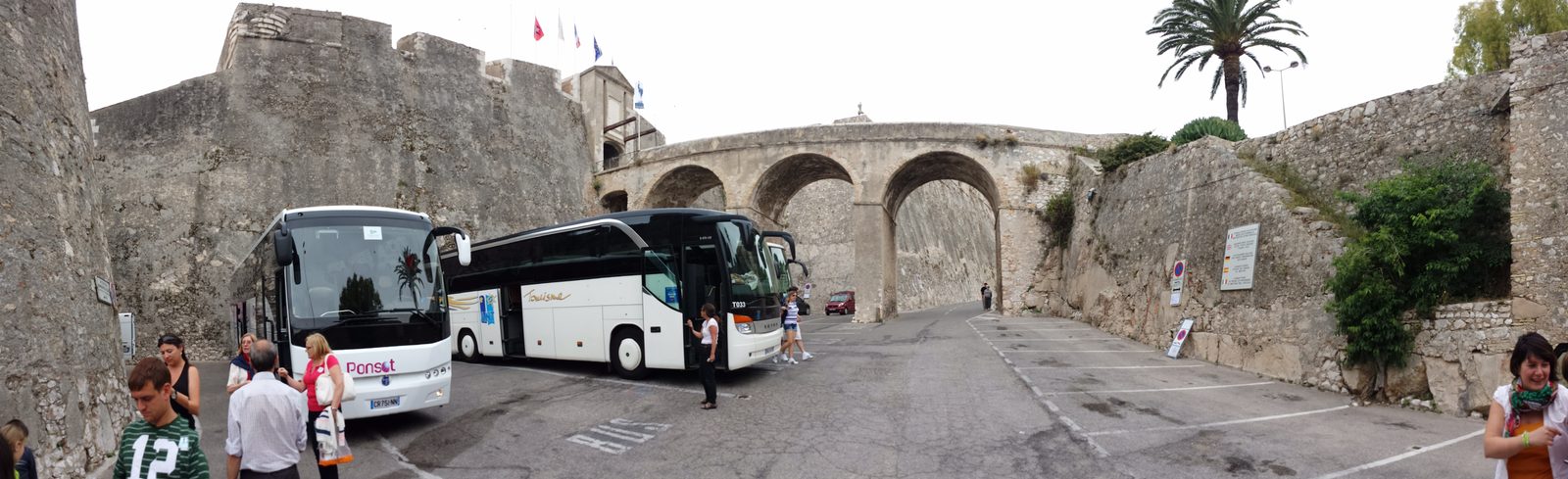 Buses returning through Villefranche's old gate