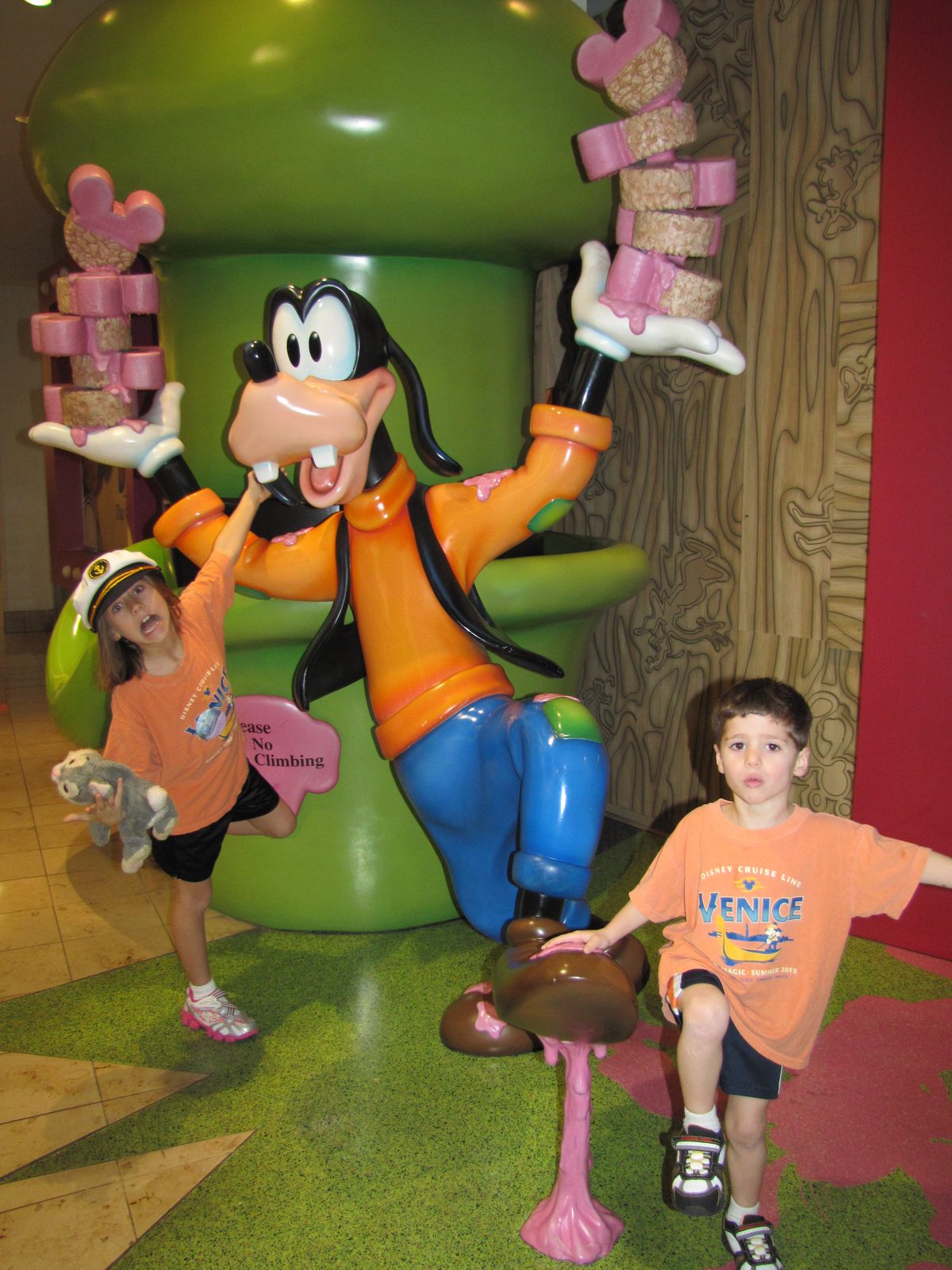 Lisa and Thomas being goofy with Goofy