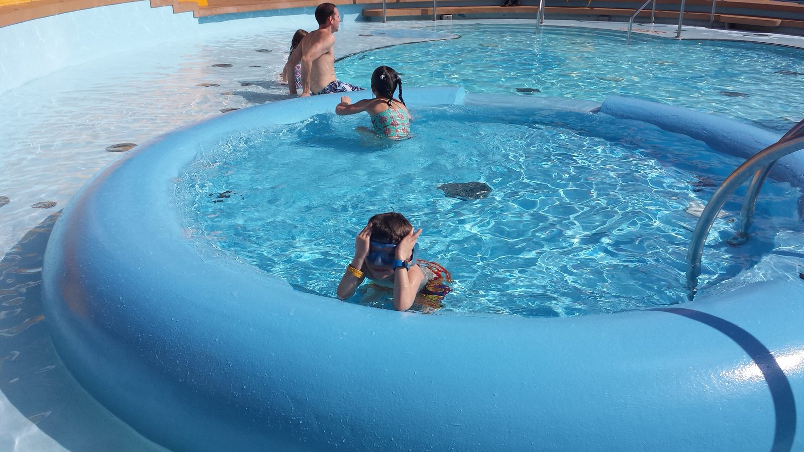 The round kids' pool on the Wonder