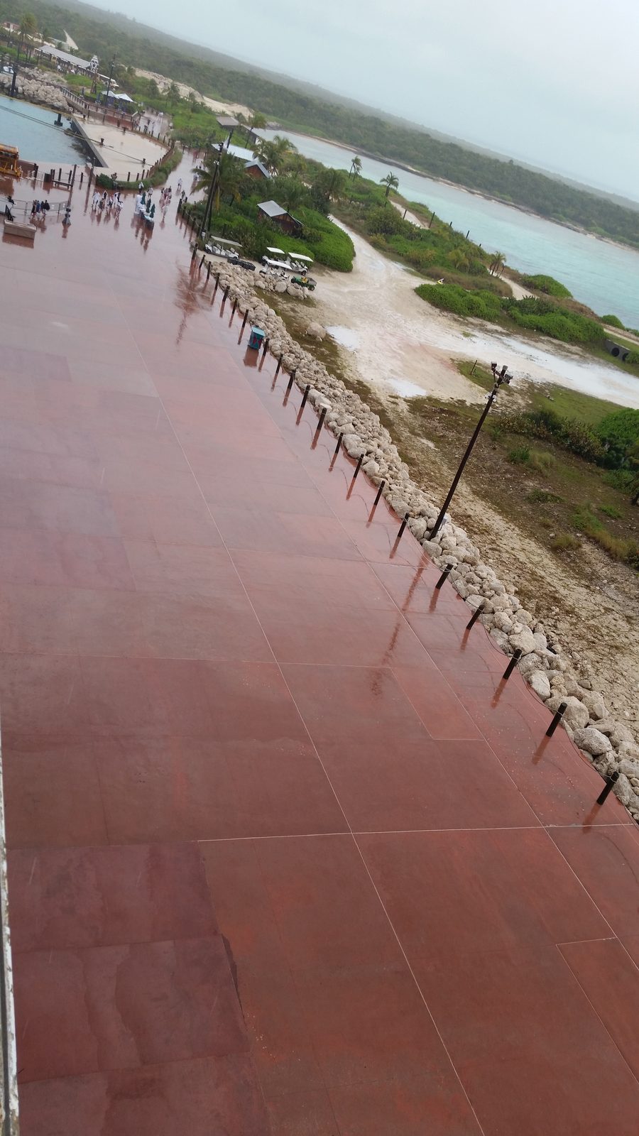 The boardwalk back toward the ship