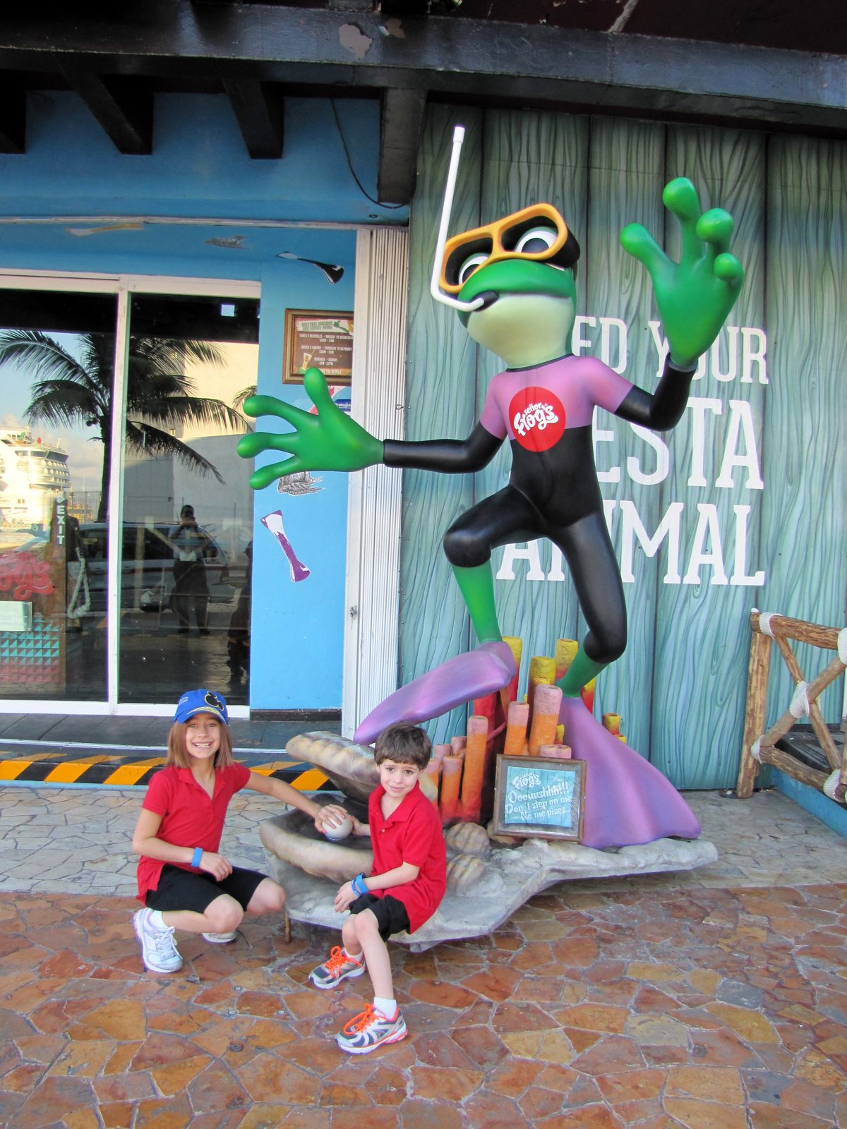 Lisa and Thomas at the Senor Frogs statue