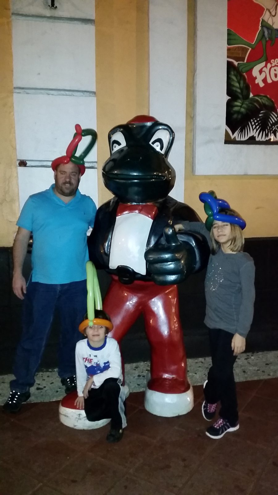 Balloon hats with the Señor Frog's mascot