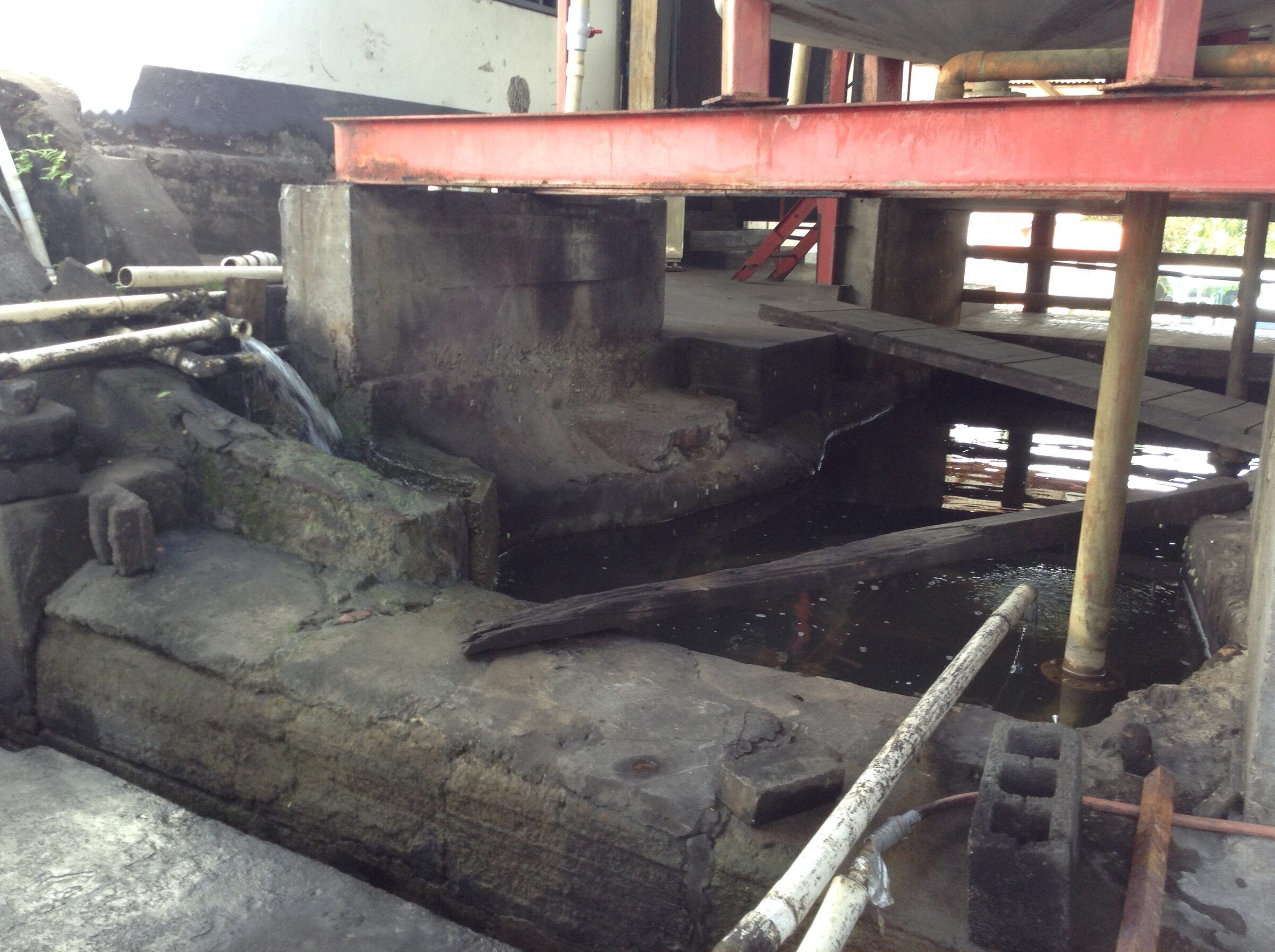 The heating system under the vats