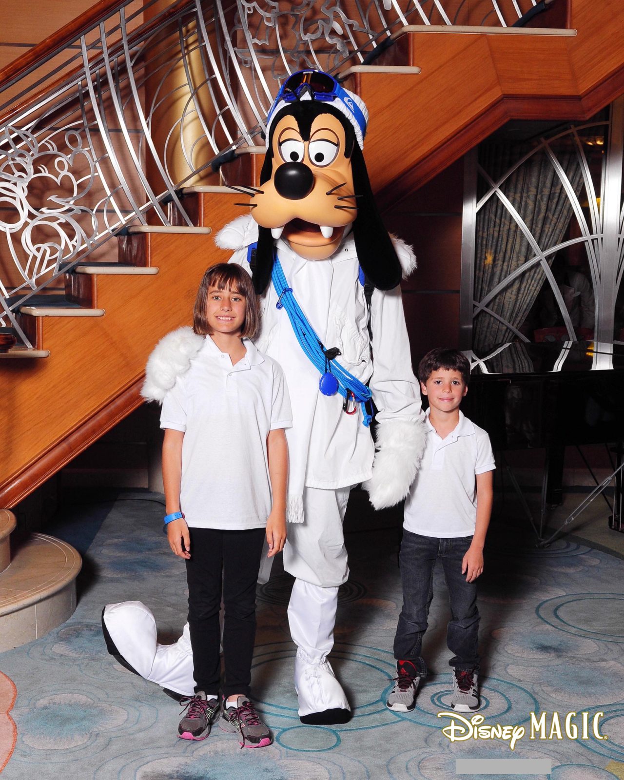 Lisa and Thomas meet Goofy on the grand staircase