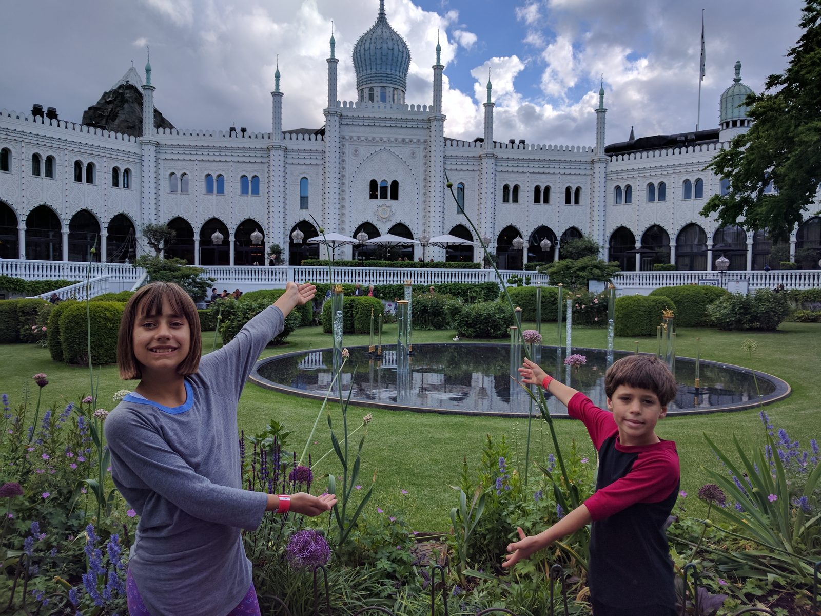 Lisa and Thomas run up to the Tivoli entrance