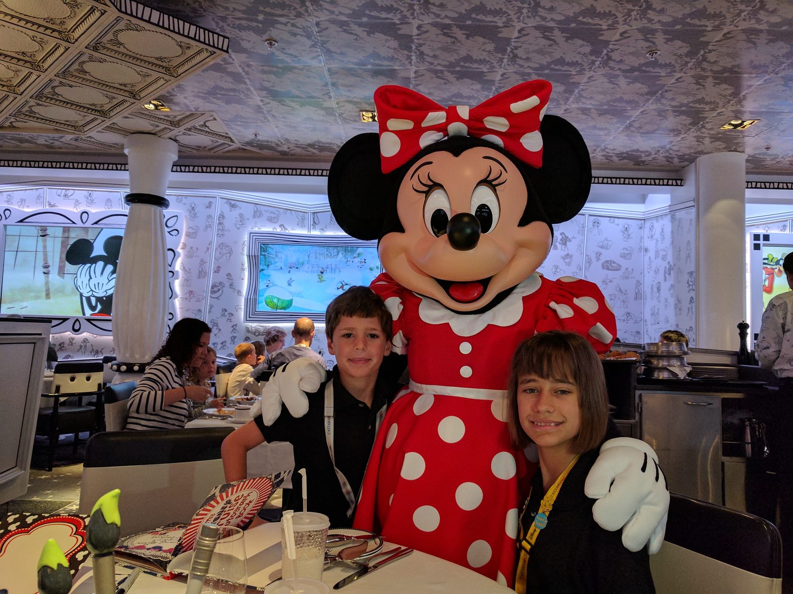 Minnie joins Lisa and Thomas at breakfast