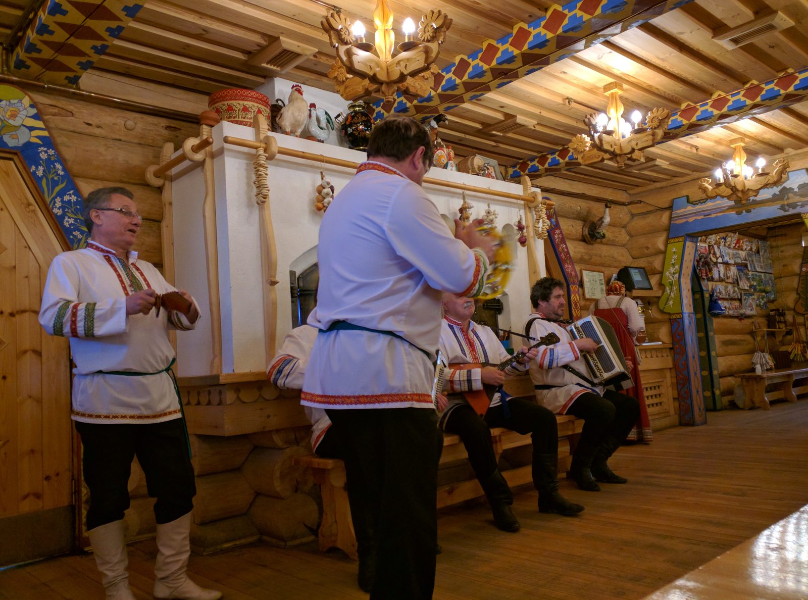 Folk musicians play accordion during our lunch