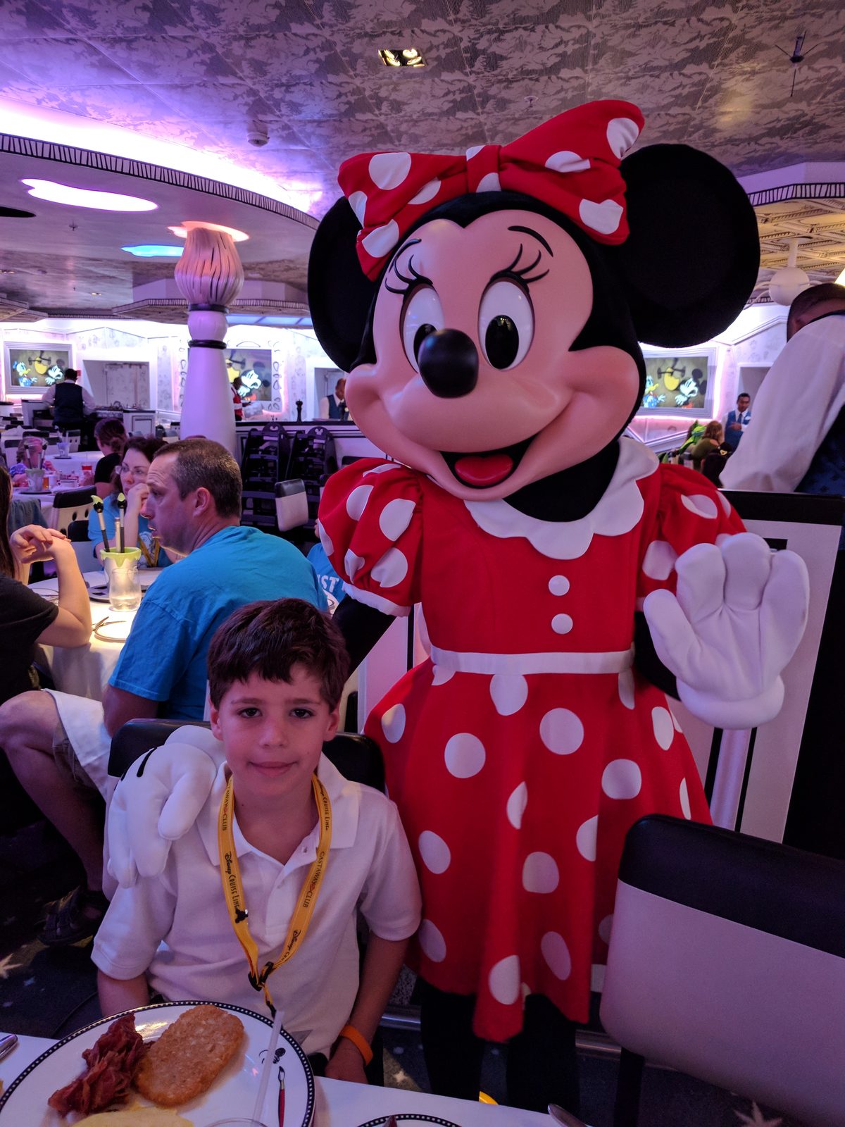 Thomas with Minnie at breakfast on the Wonder