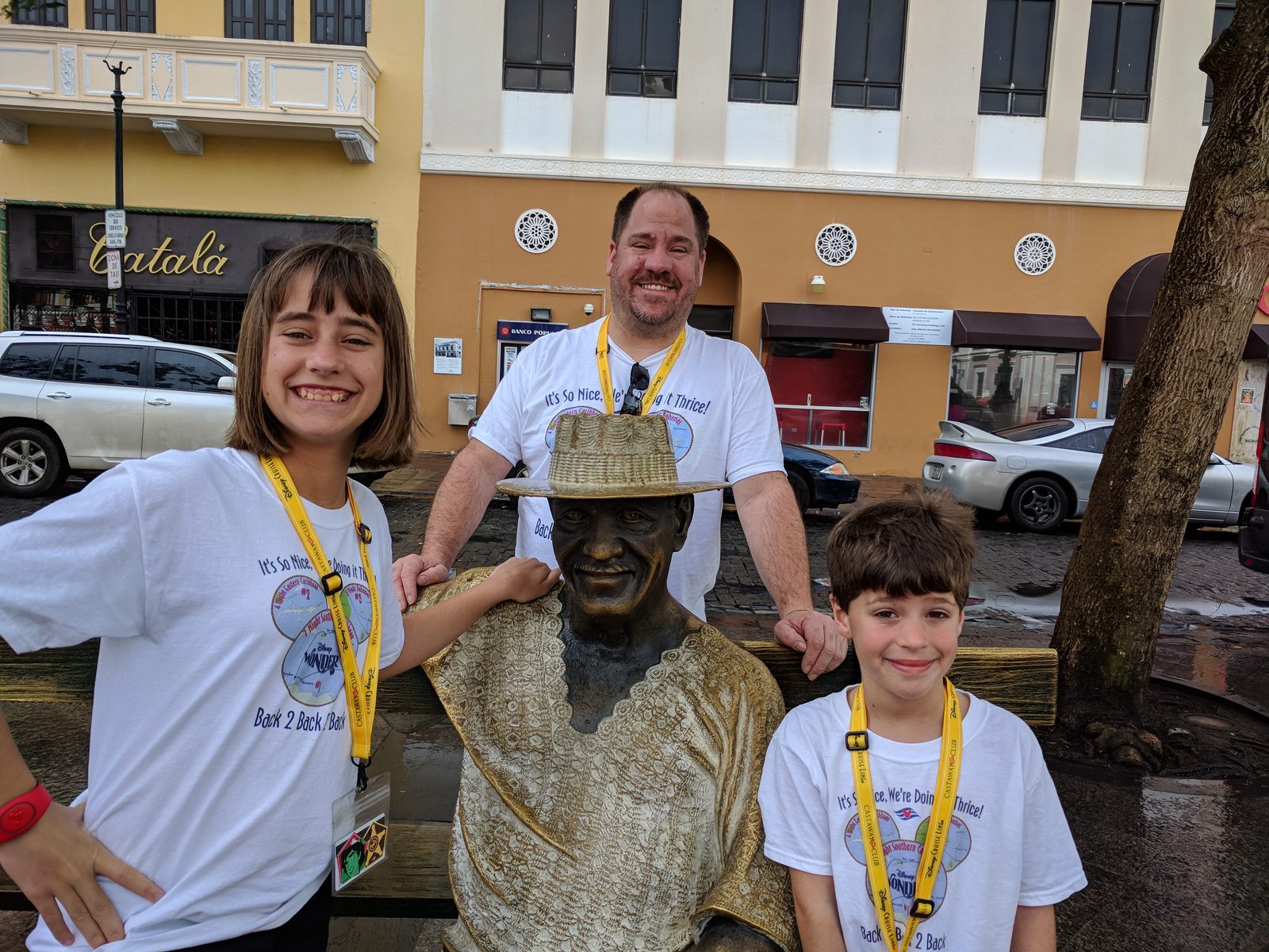 Lisa, Thomas and me meet a living statue performer