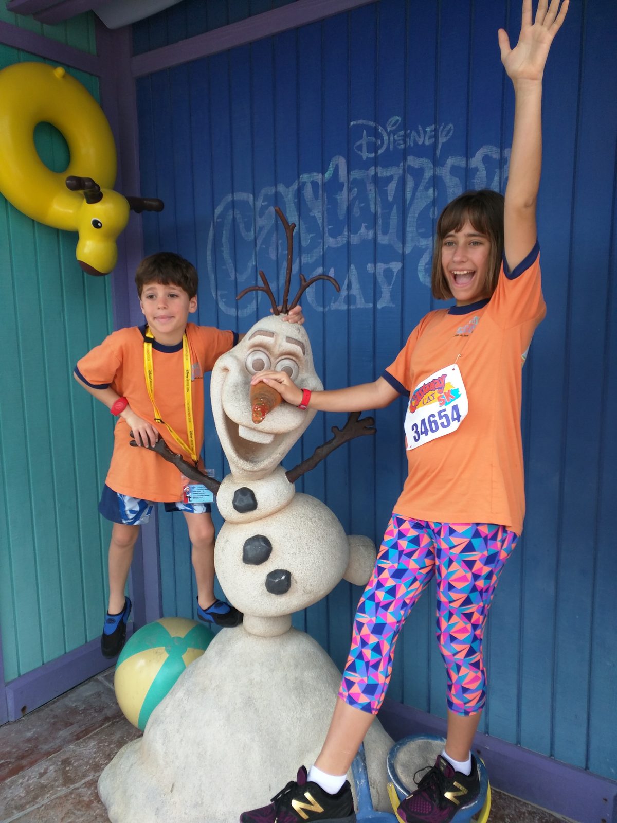 Thomas and Lisa with an Olaf statue