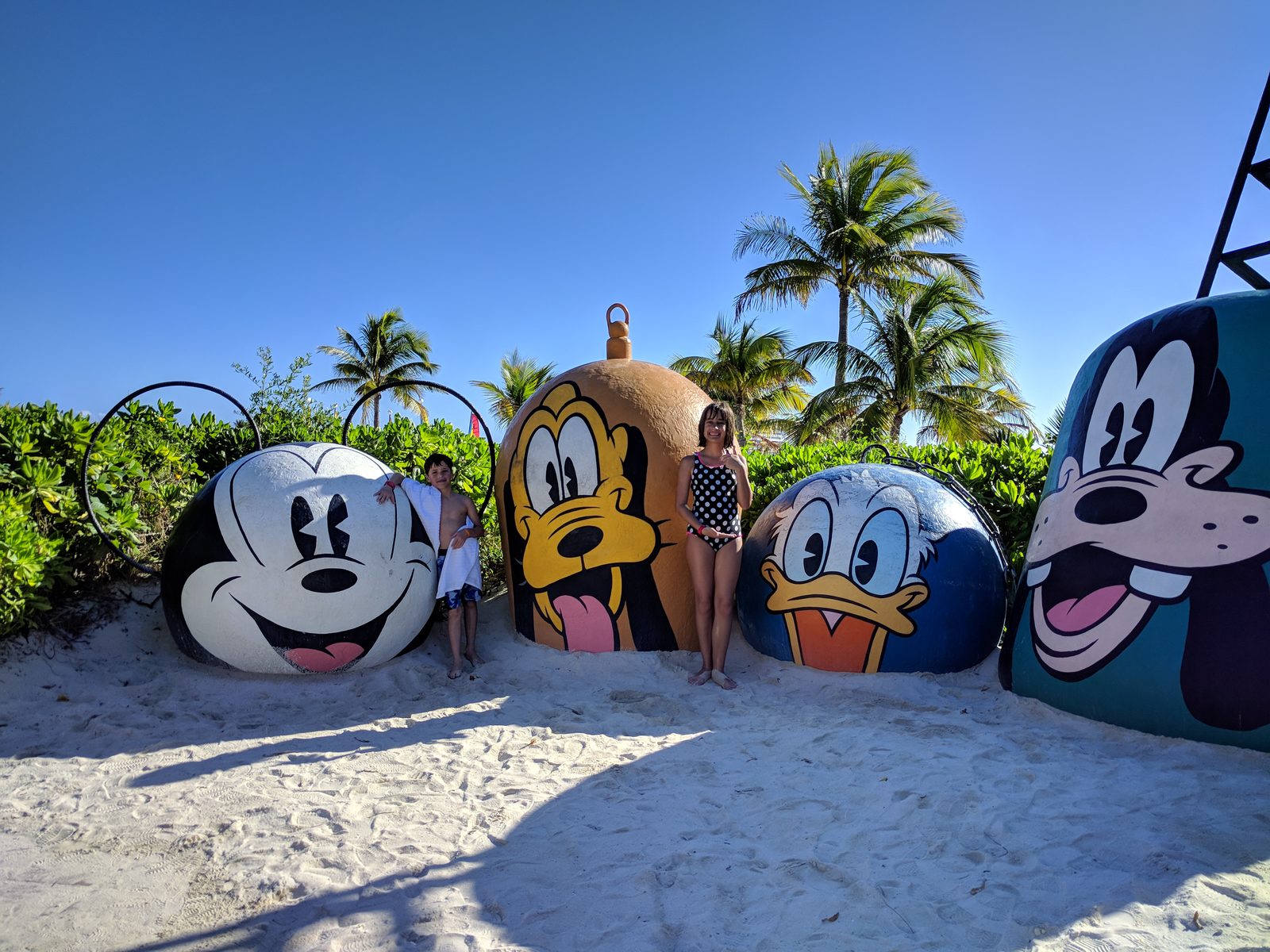 Thomas and Lisa among the sand character heads