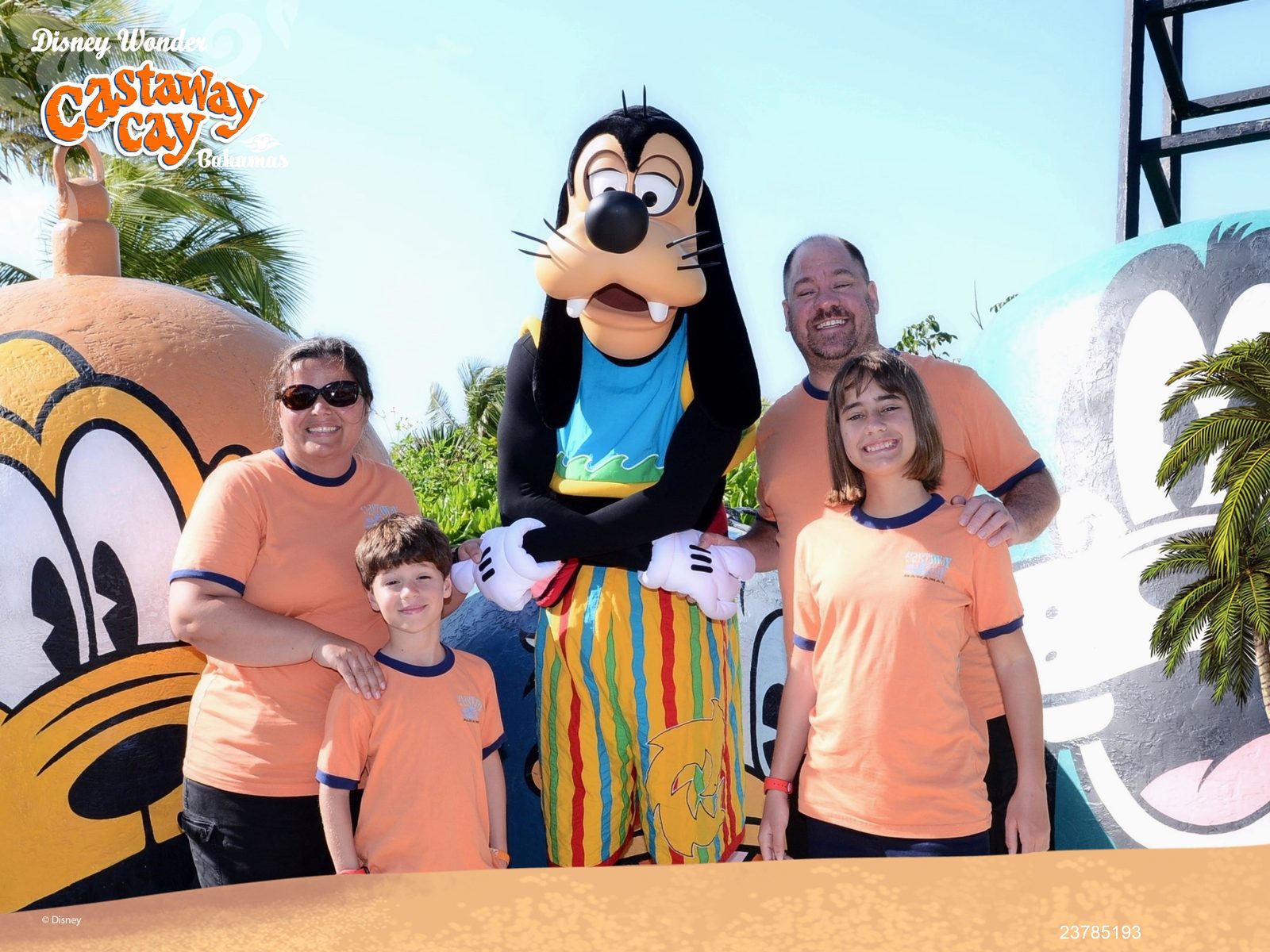 Kathy, Thomas, Goofy in his Castaway Cay outfit, Michael and Lisa