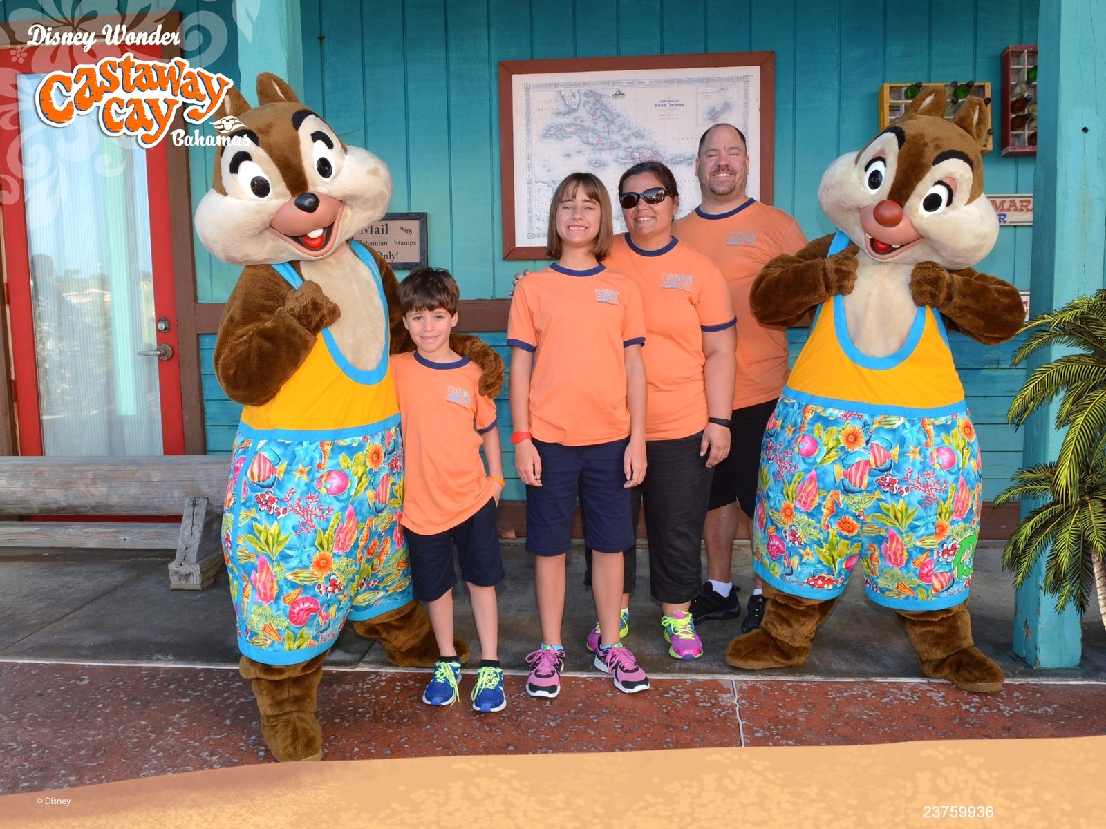Lisa, Thomas and me meet Chip and Dale at Castaway Cay