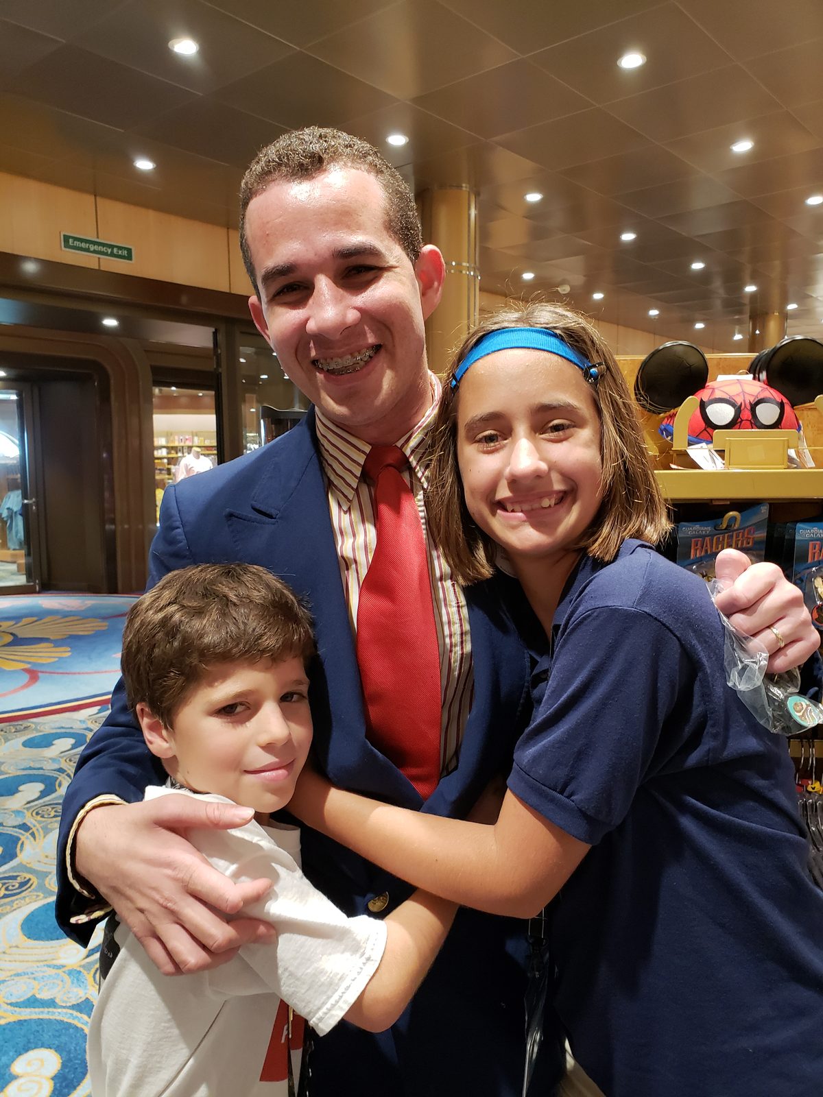 Thomas and Lisa get hugs from Eddisson
