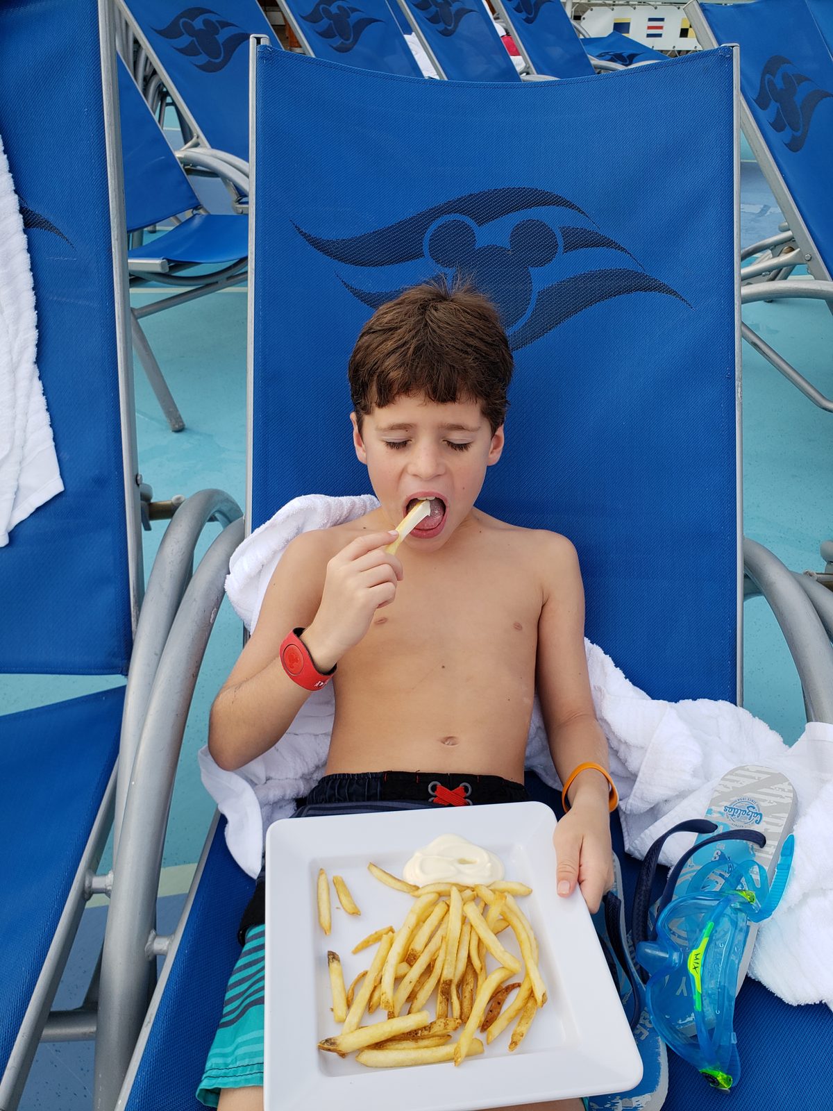 Thomas with fries and mayonnaise on deck