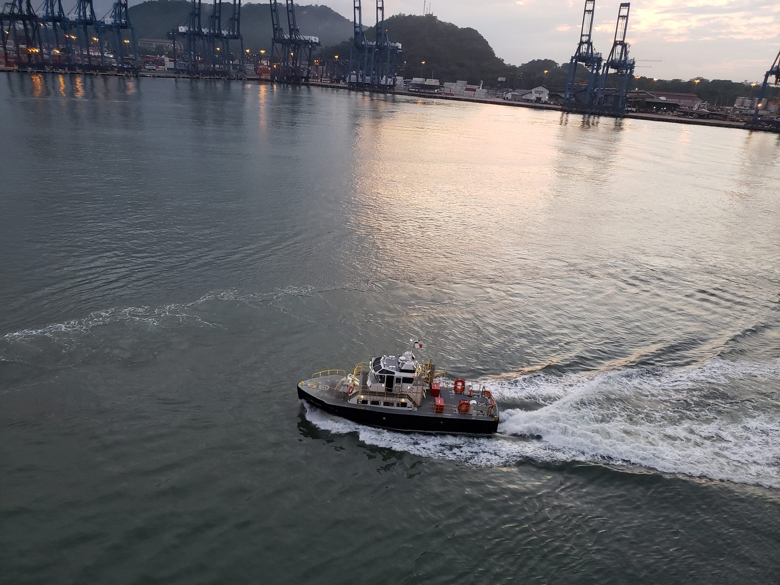 The pilot boat coming out to the Wonder