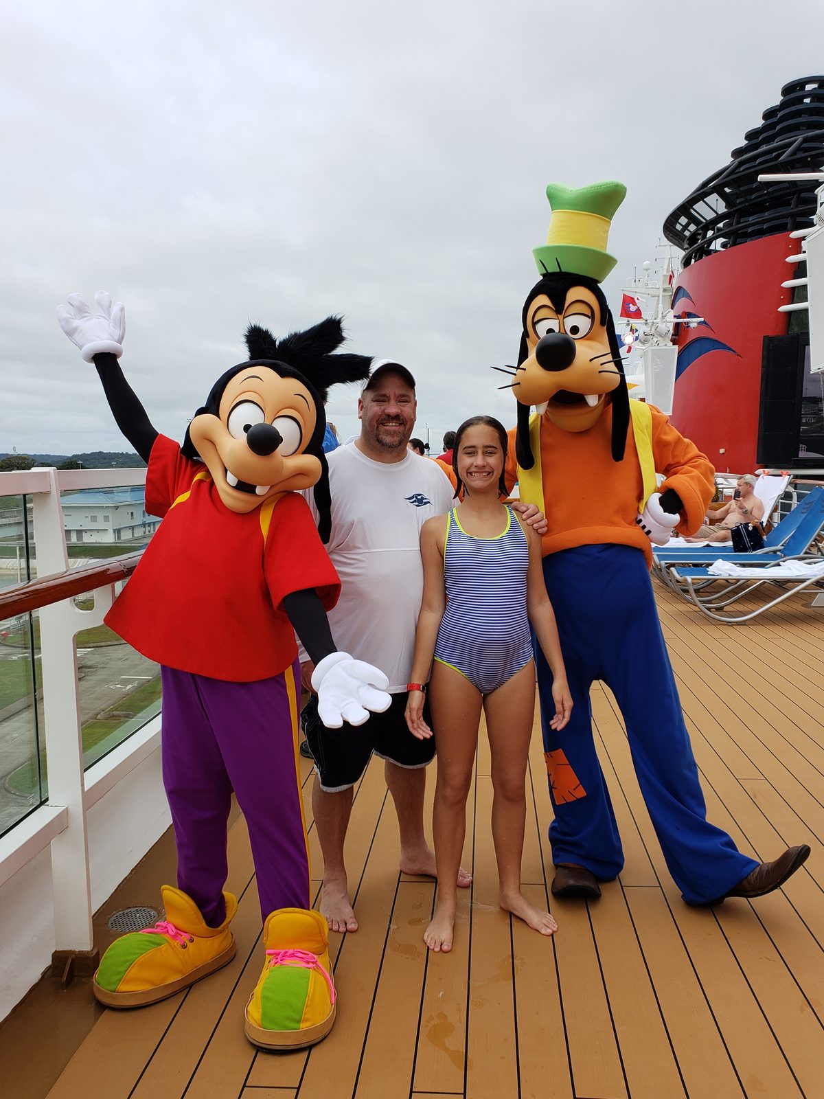 Lisa and me meet Goofy on deck