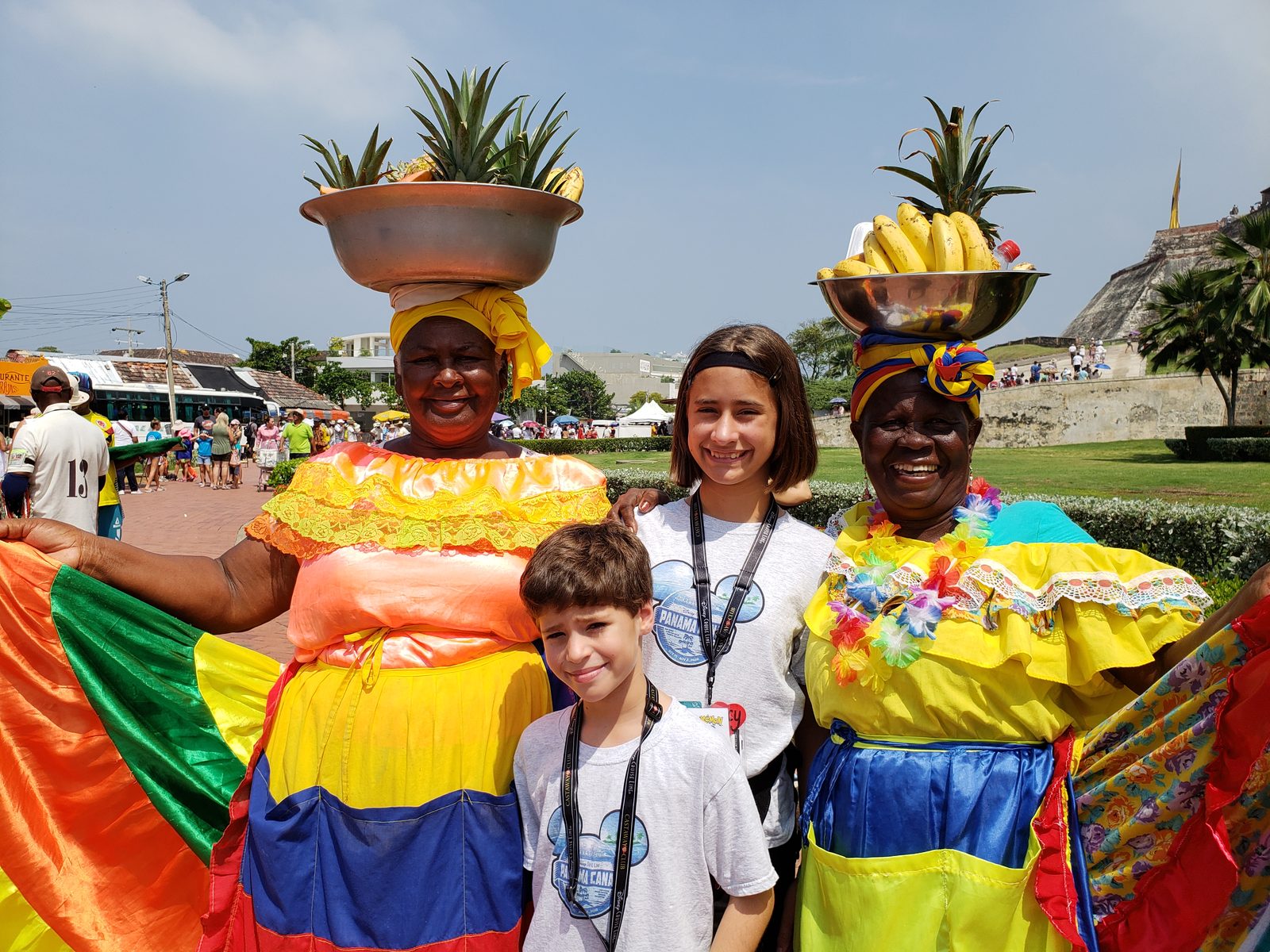 Thomas and Lisa with two Palenqueras at the fort