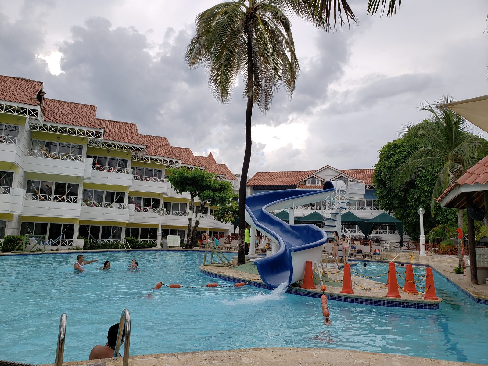 The pool and slide at Hotel Las Americas