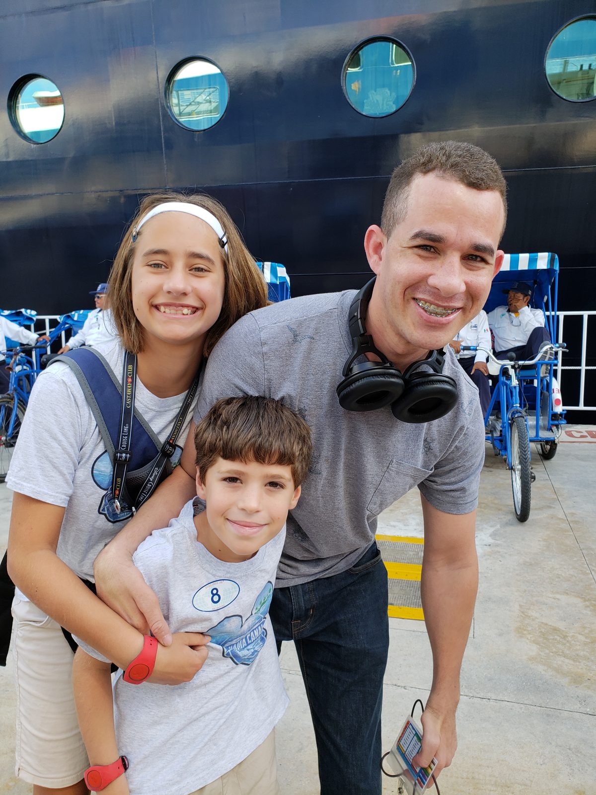 Lisa and Thomas get hugs from Eddisson on the Cozumel pier