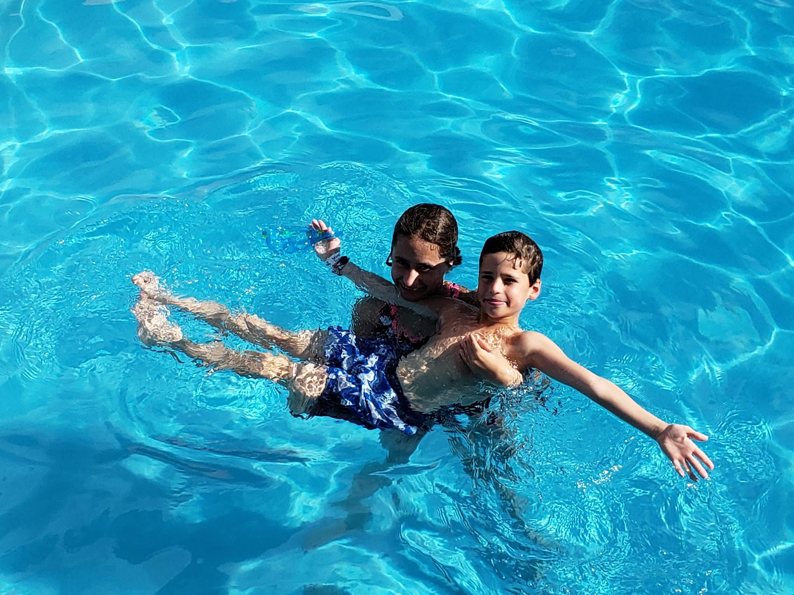 Lisa and Thomas swimming together in the pool