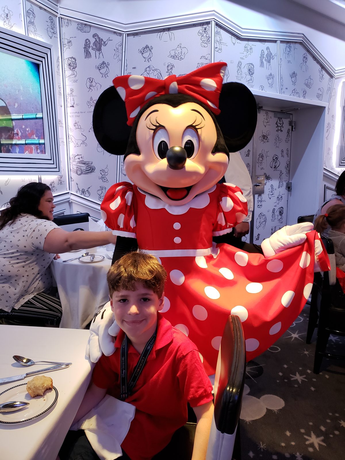 Minnie visits Thomas at character breakfast