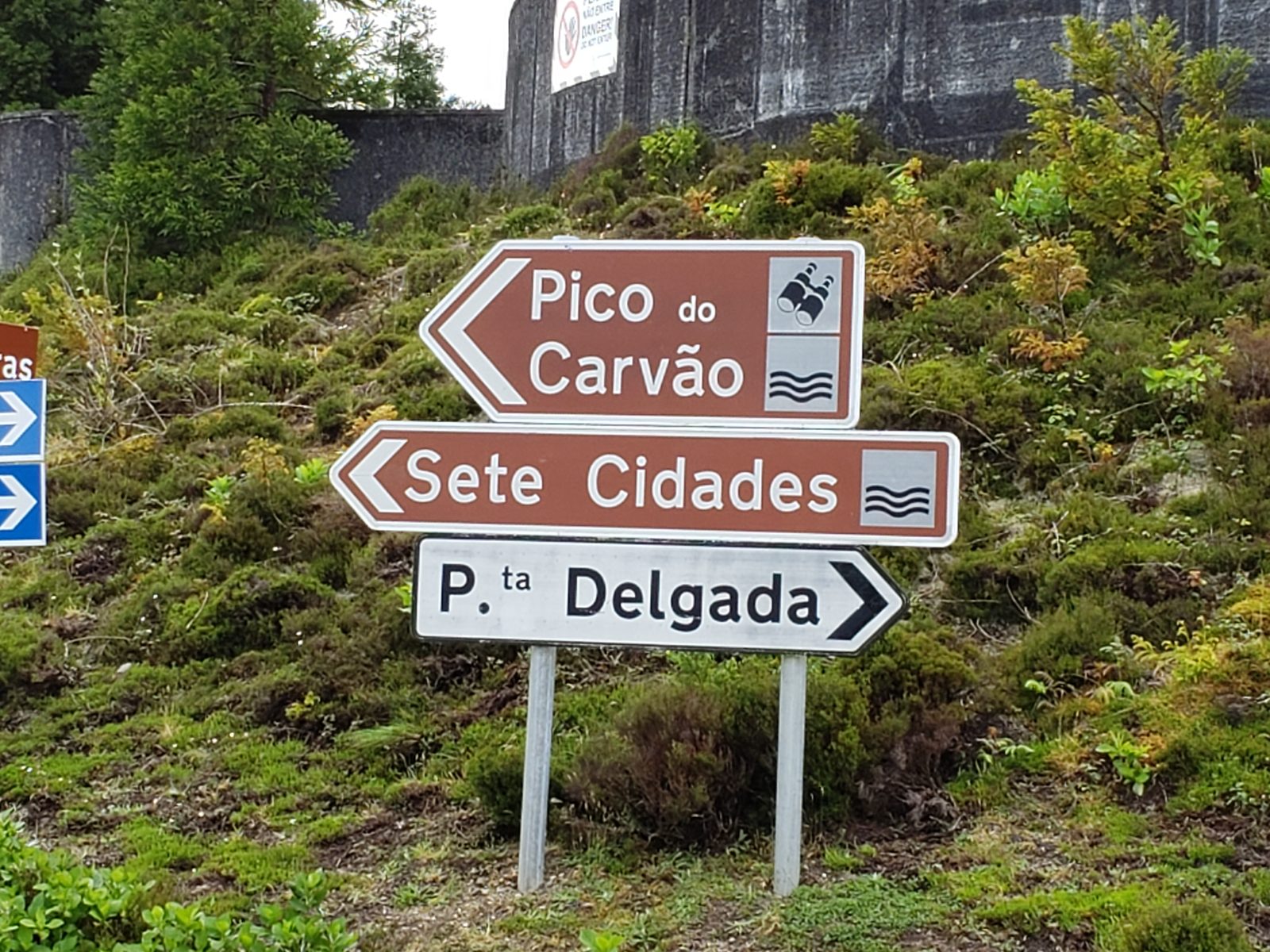 The sign for Sete Cidades and Pico do Carvão