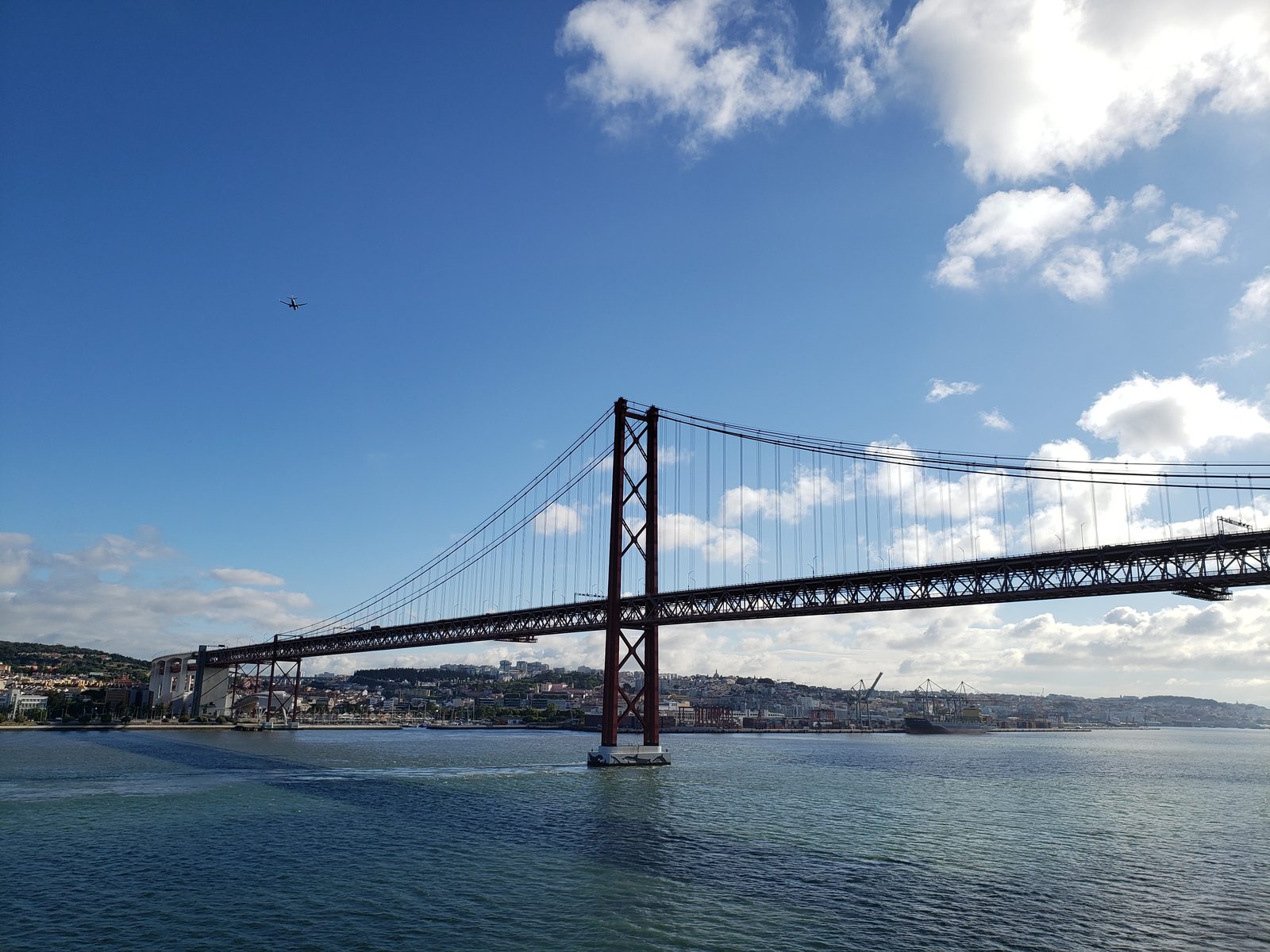 Sailing in under the 25 de Abril Bridge