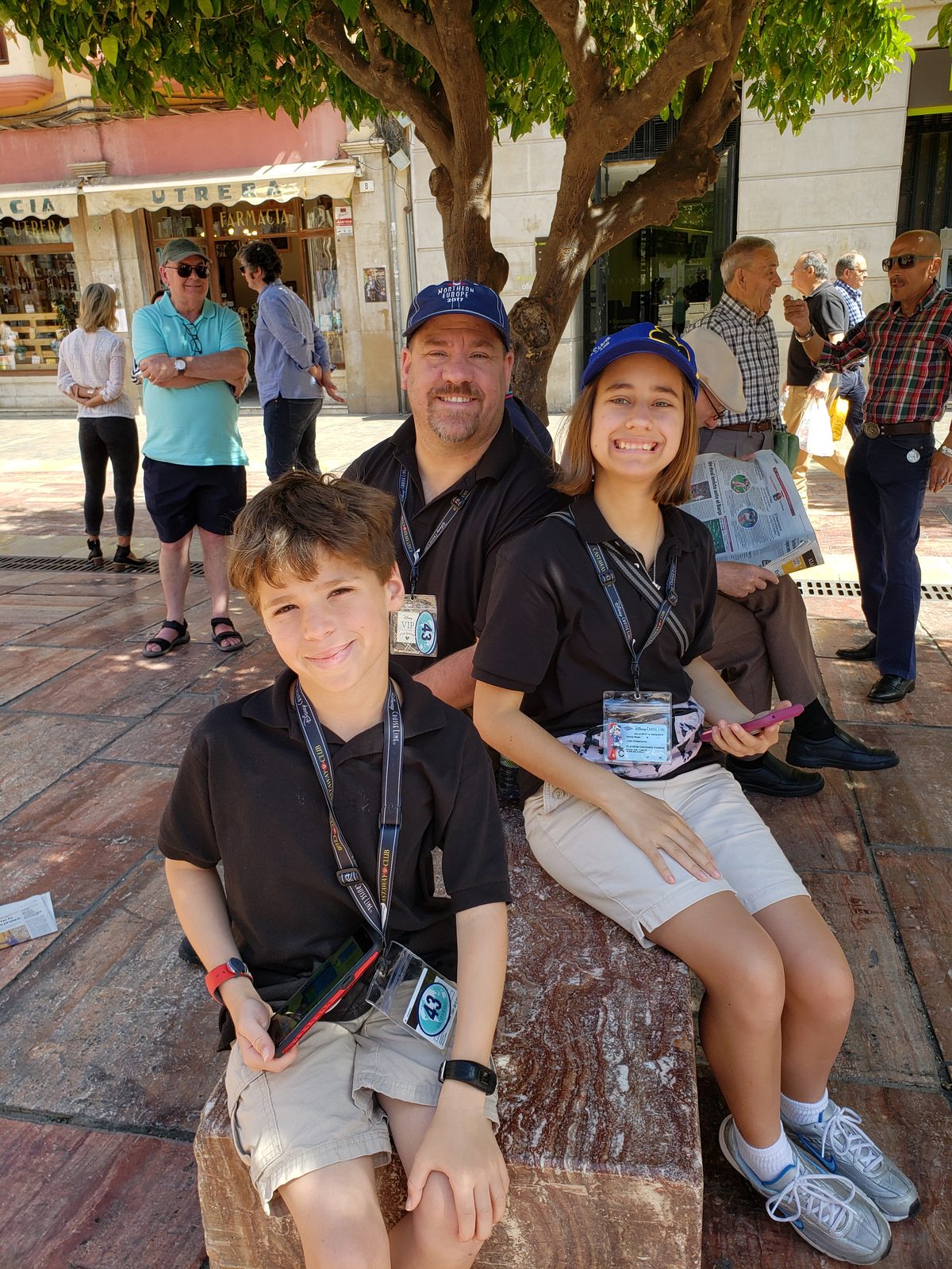 Thomas, Michael and Lisa on a bench in Málaga