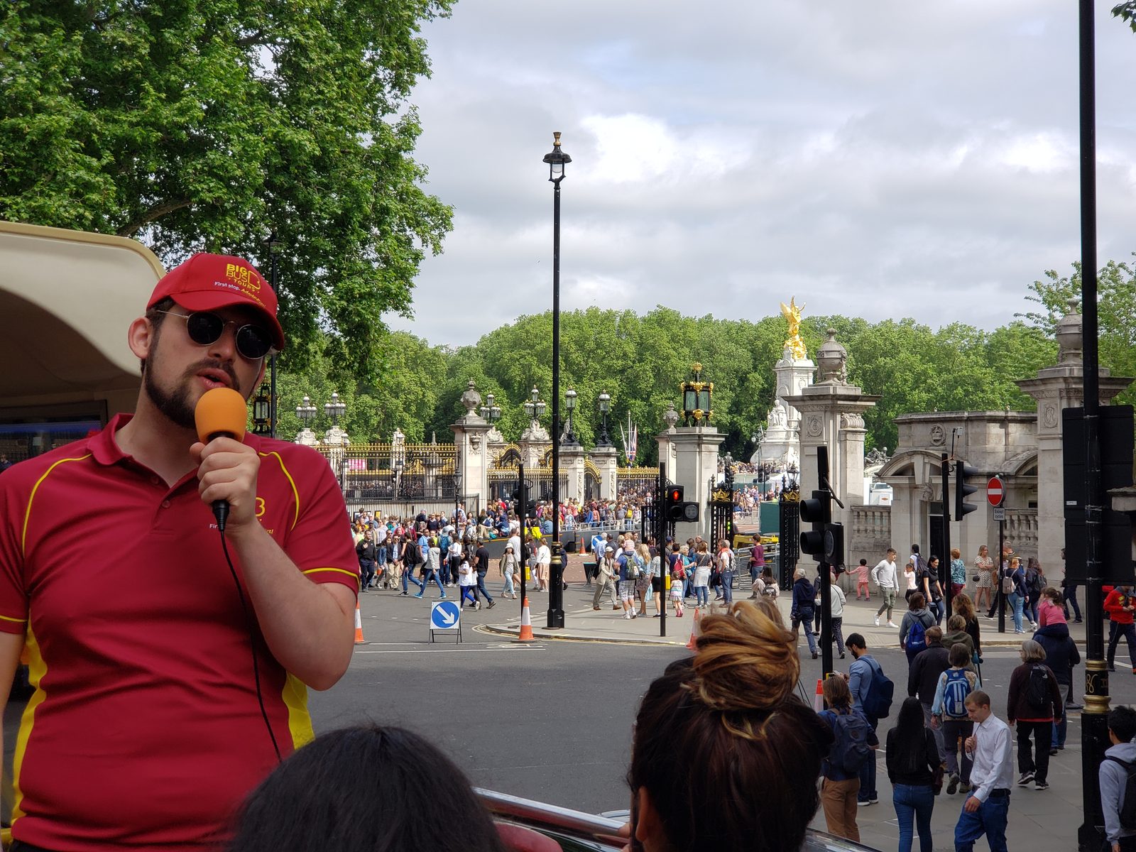 Our guide narrating past Buckingham Palace