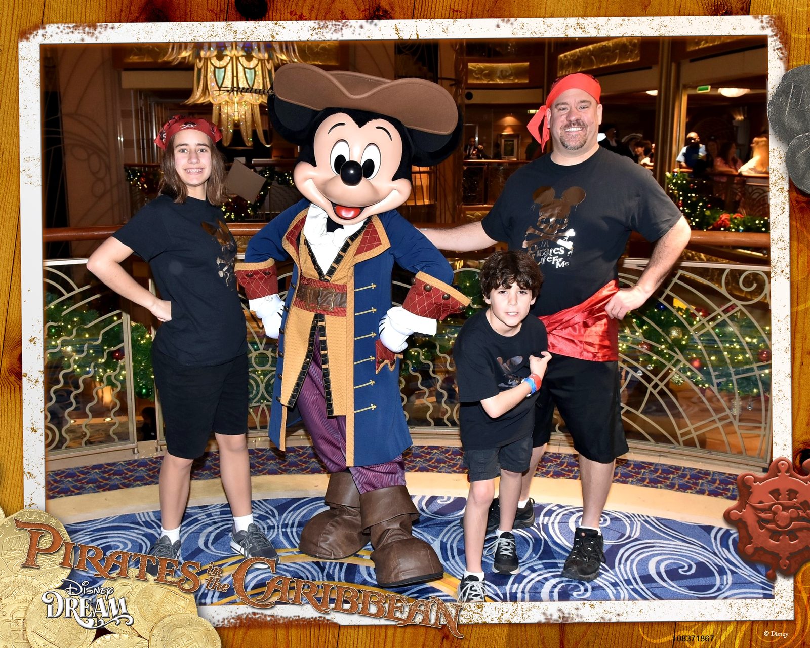 Lisa, Thomas and me meet pirate Mickey