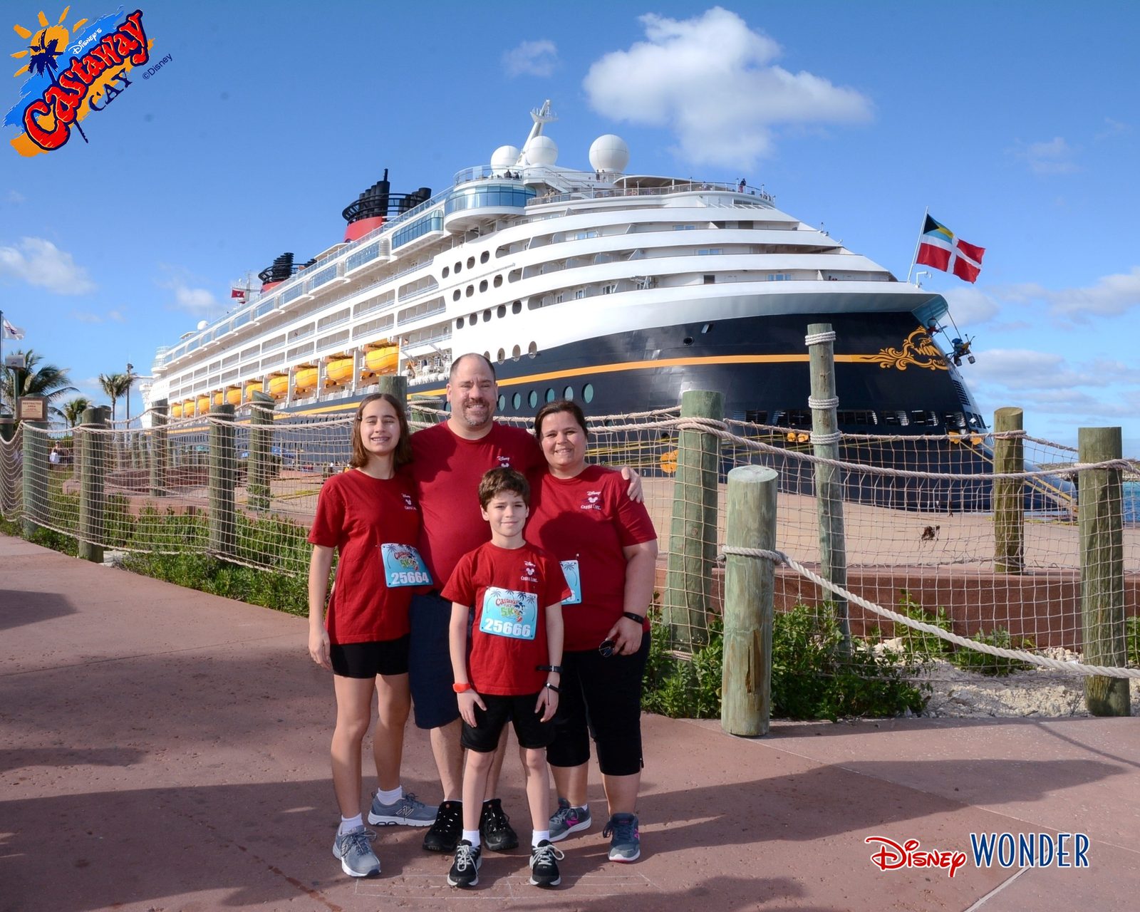 Lisa, Thomas and me at the Castaway Cay sign