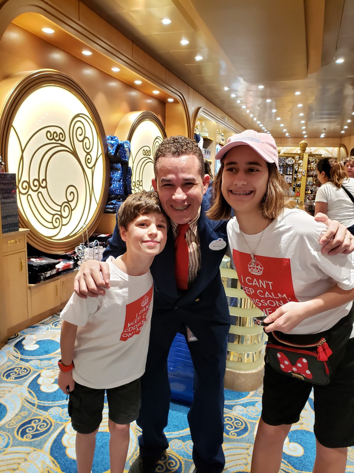 Eddisson with the kids in the shops on the Wonder