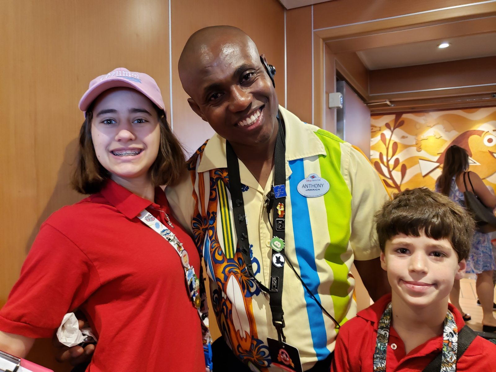 Lisa and Thomas trading pins with a cast member