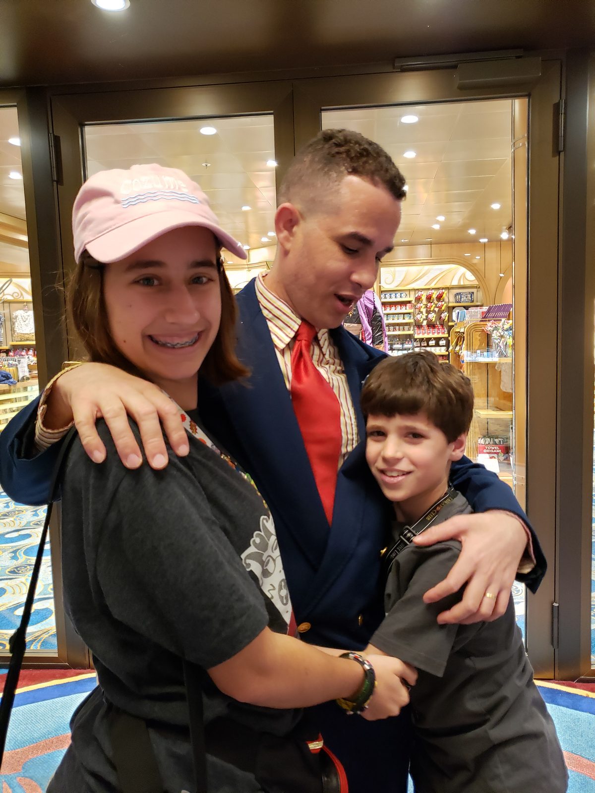 Lisa, Eddisson and Thomas hugging in the shops