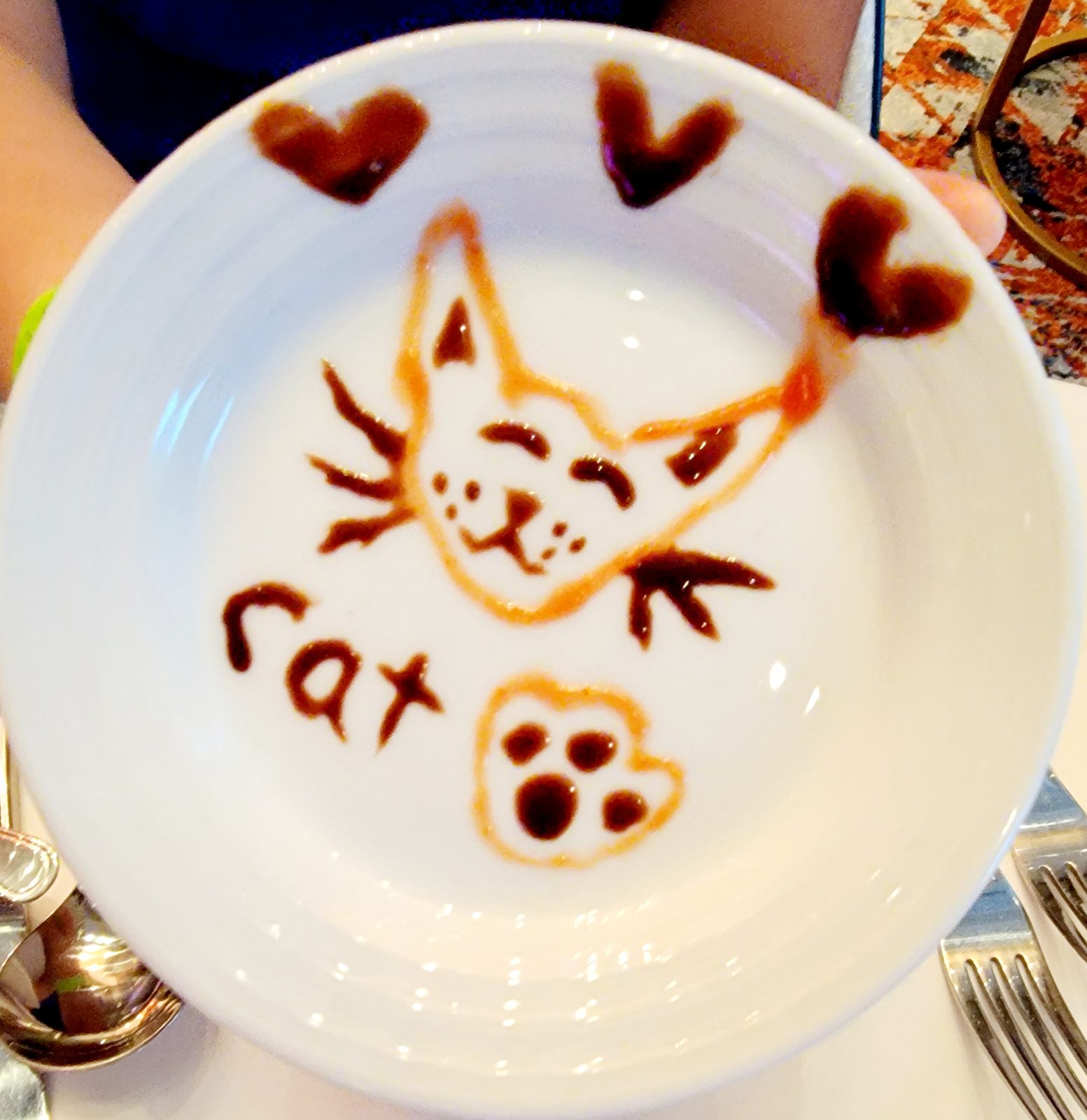 Another hand-drawn ketchup cat at dinner