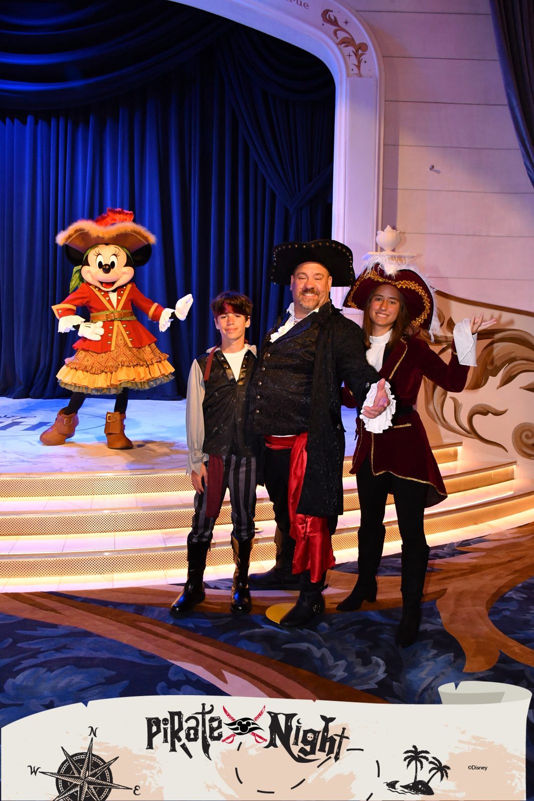 Lisa, Thomas and me meet Minnie in her pirate costume