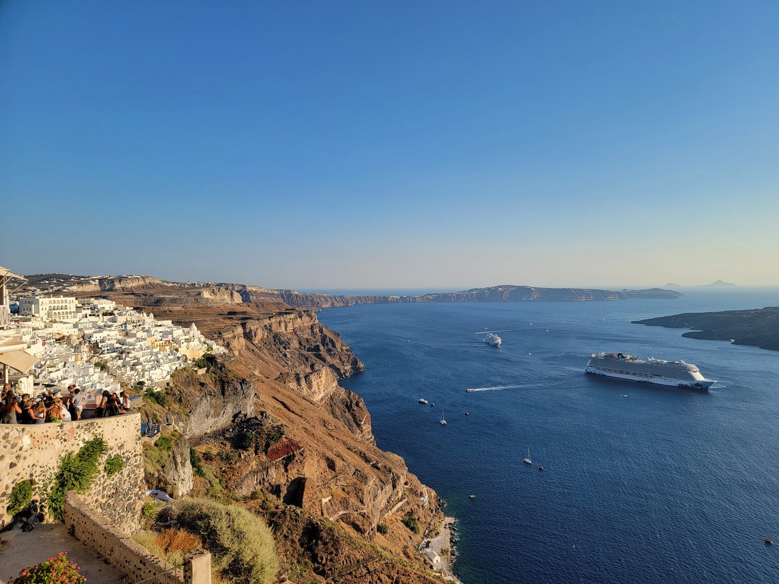 The Escape anchored below Fira