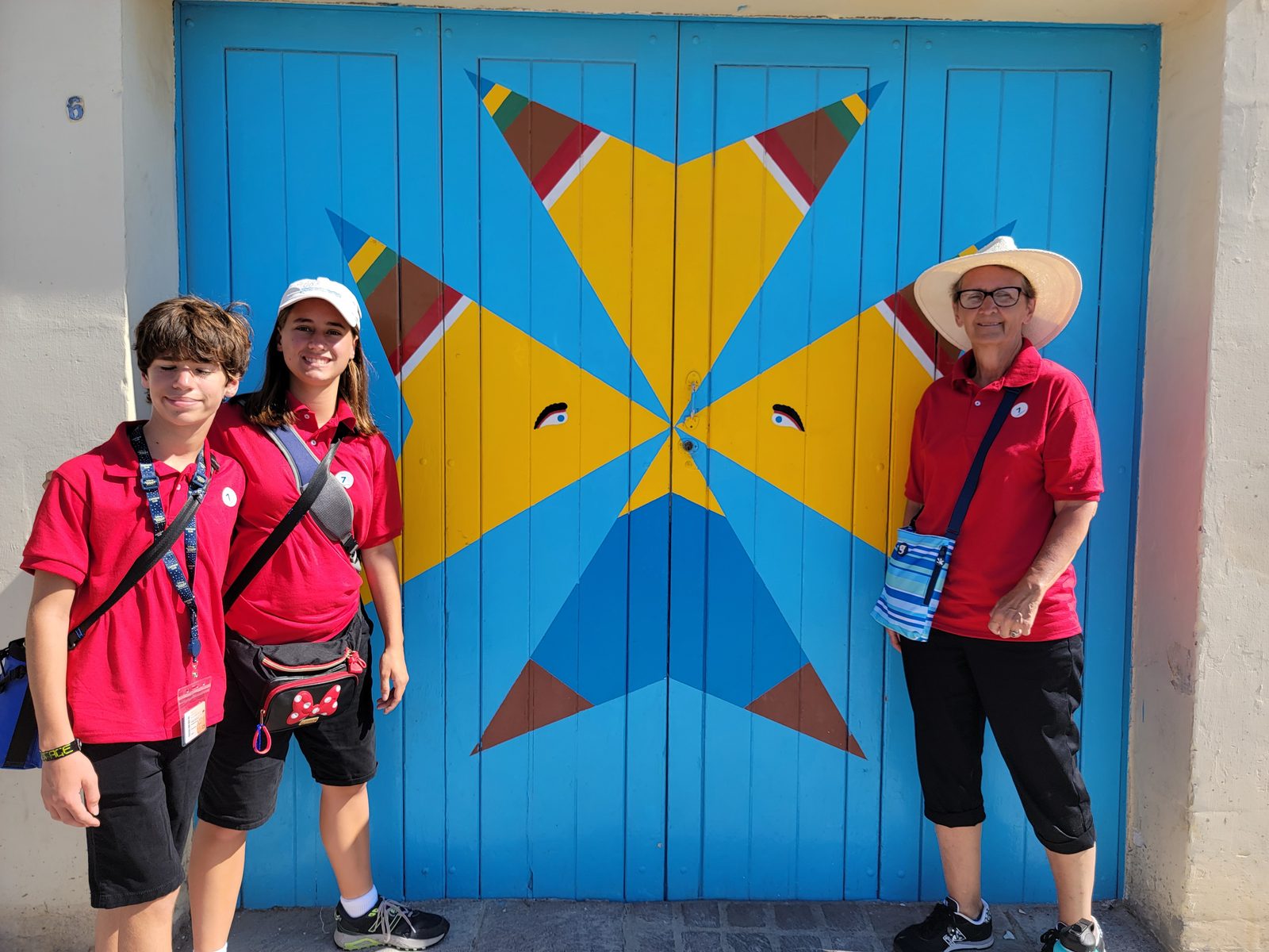 Thomas, Lisa and Grandma at a painted door in Marsaxlokk