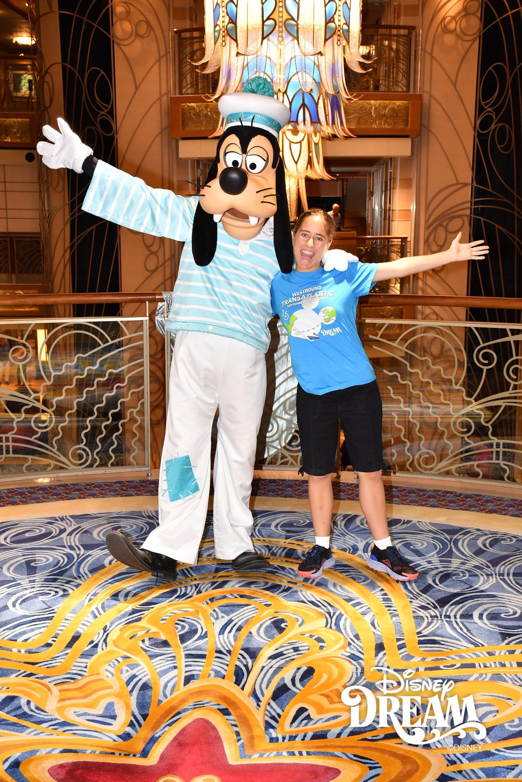 Lisa meets Goofy on embarkation day