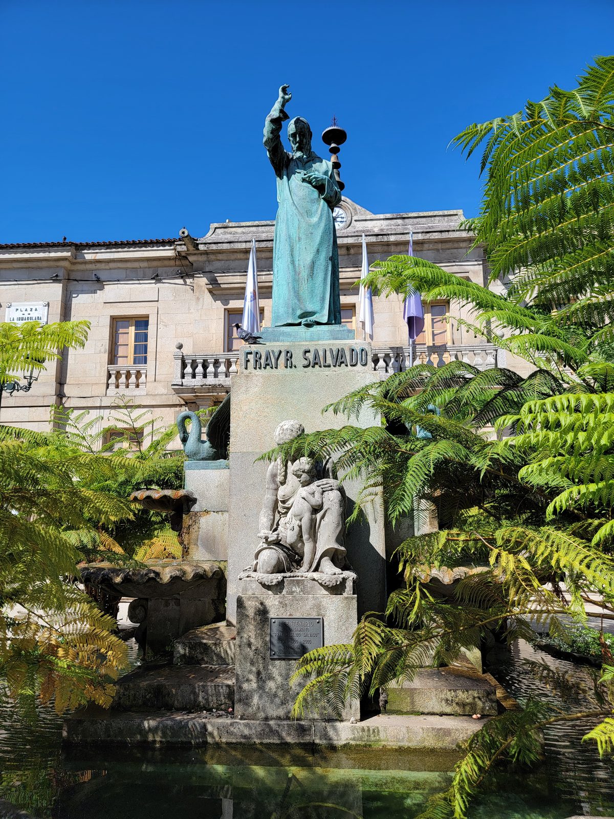 The fountain and statue in Tui