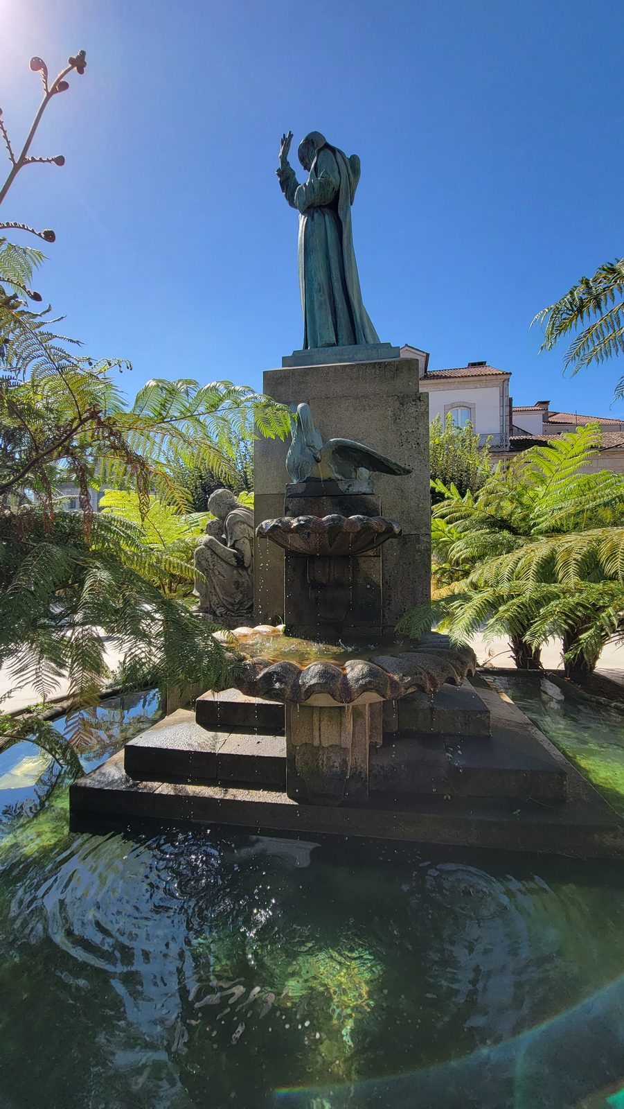 A statue and fountain in Tui