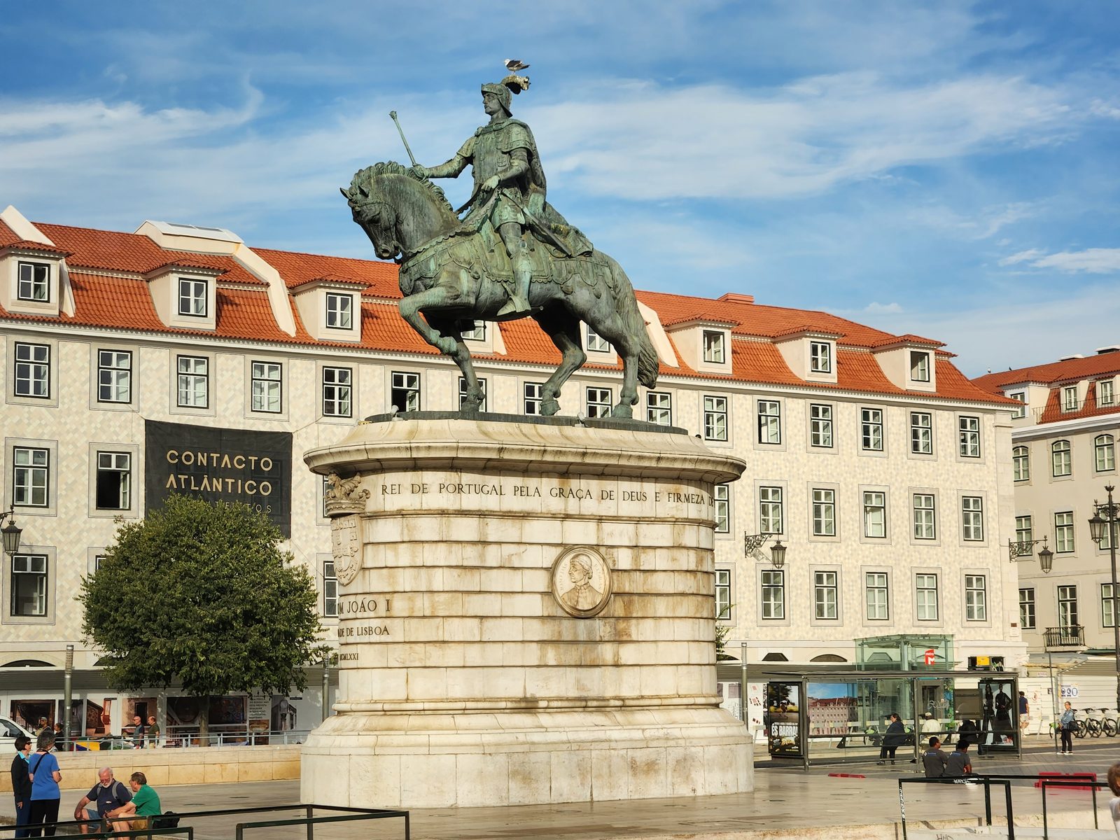 The equestrian statue at Praça da Figueira