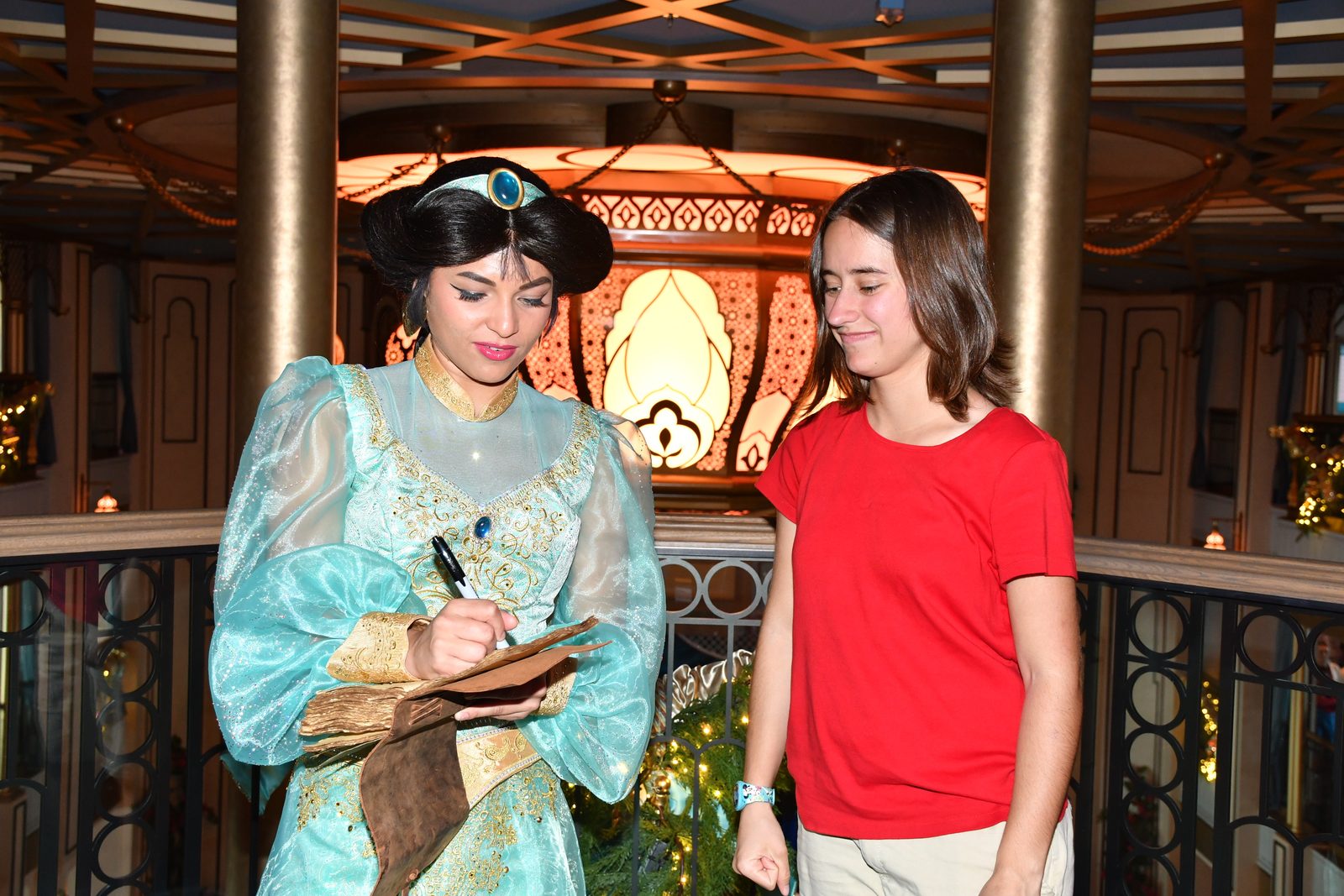 Lisa gets Jasmine's autograph in the Grand Hall