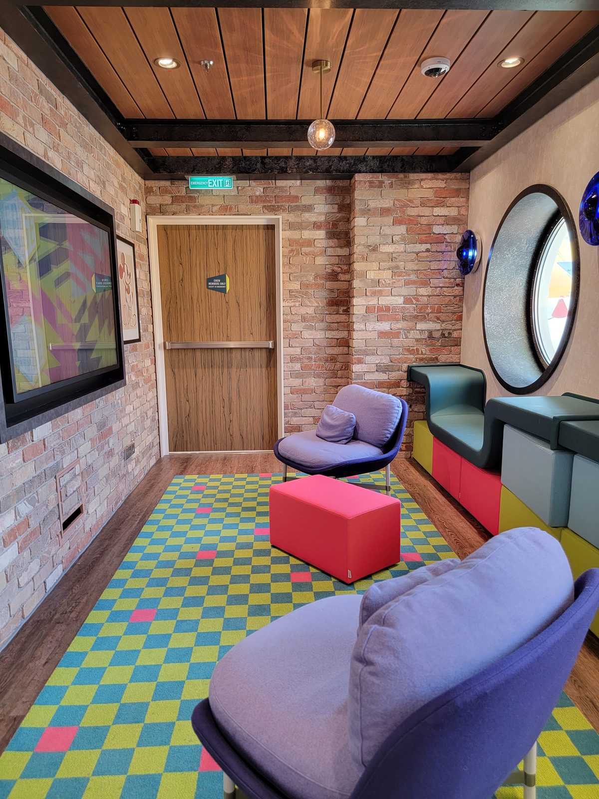 Edge tween club lounge on the Treasure